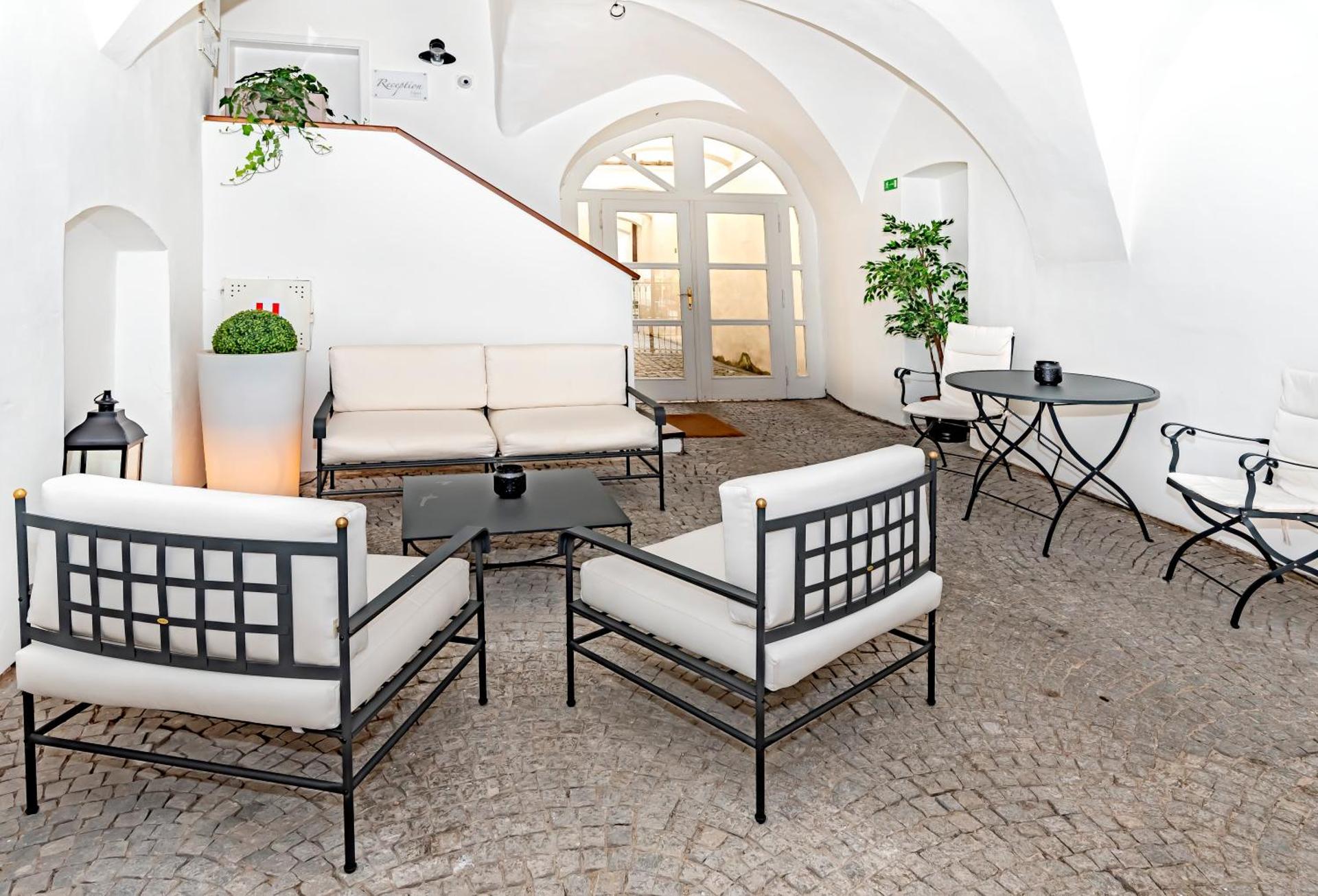 Communal lounge/ TV room