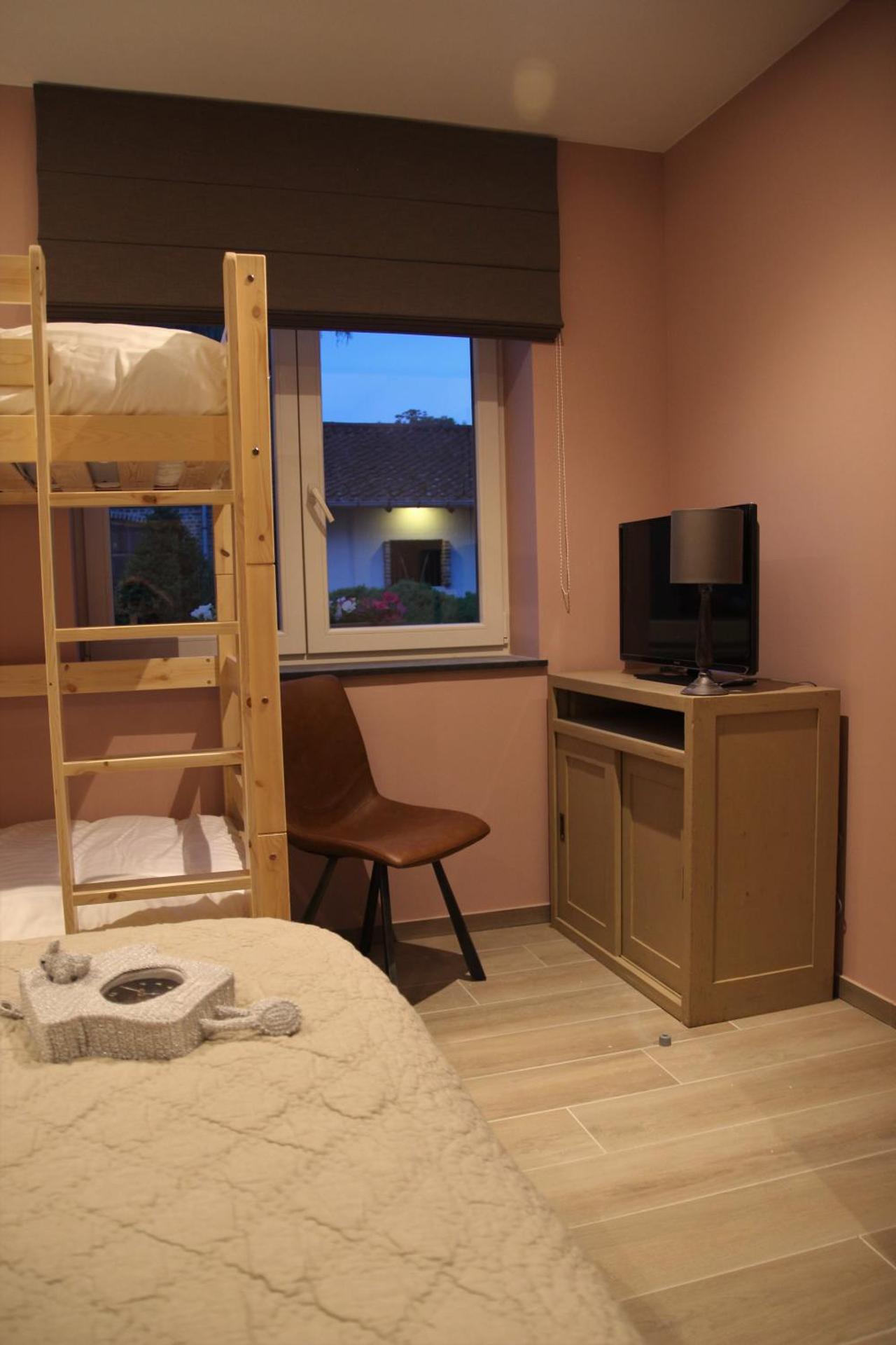 King Room with Roll-In Shower - Disability Access