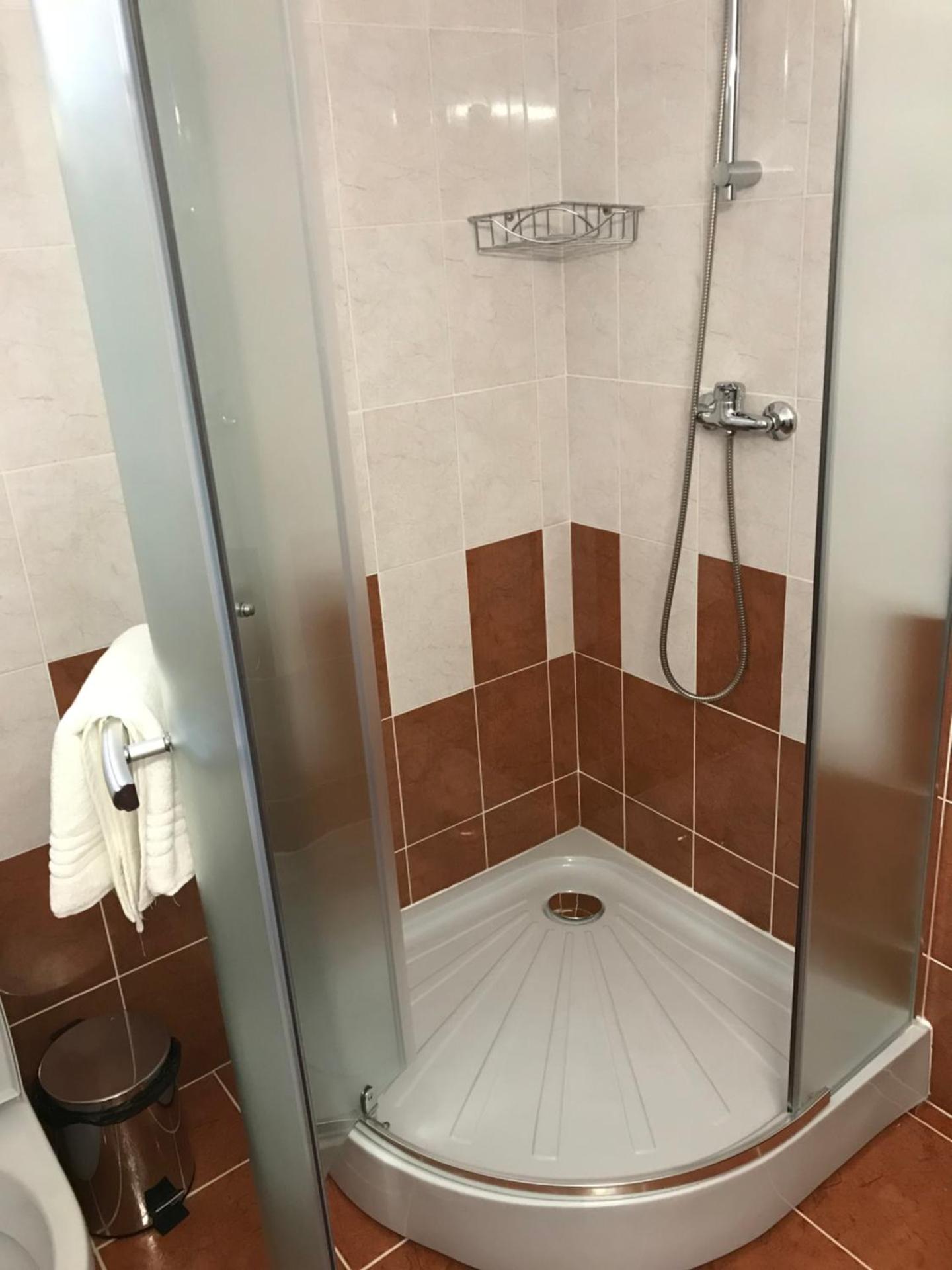 Værelse med kingsize-seng og udsigt over bjergene