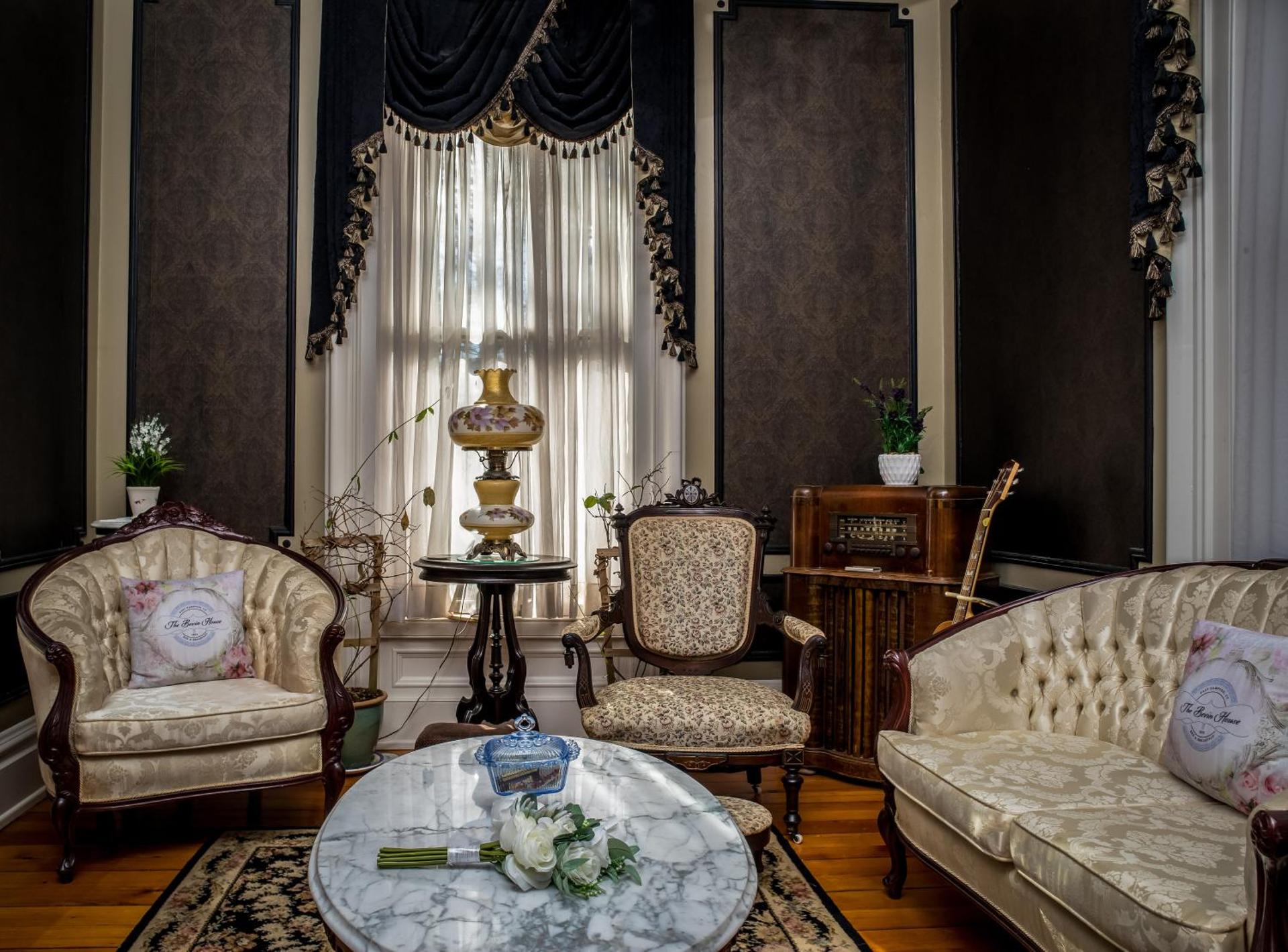 Communal lounge/ TV room