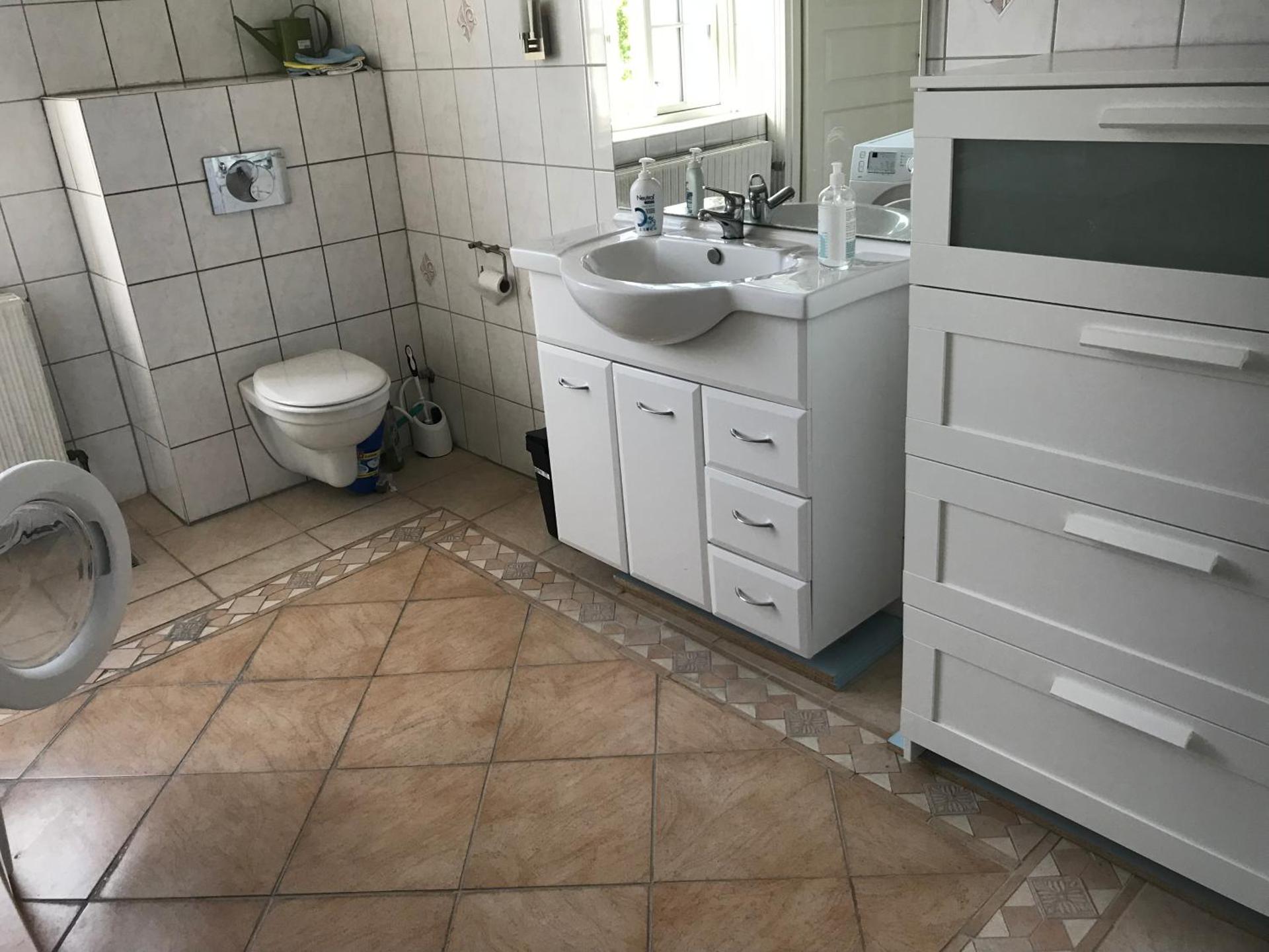 Centralt i Gentofte i 2 plan, ved S-Tog og busser