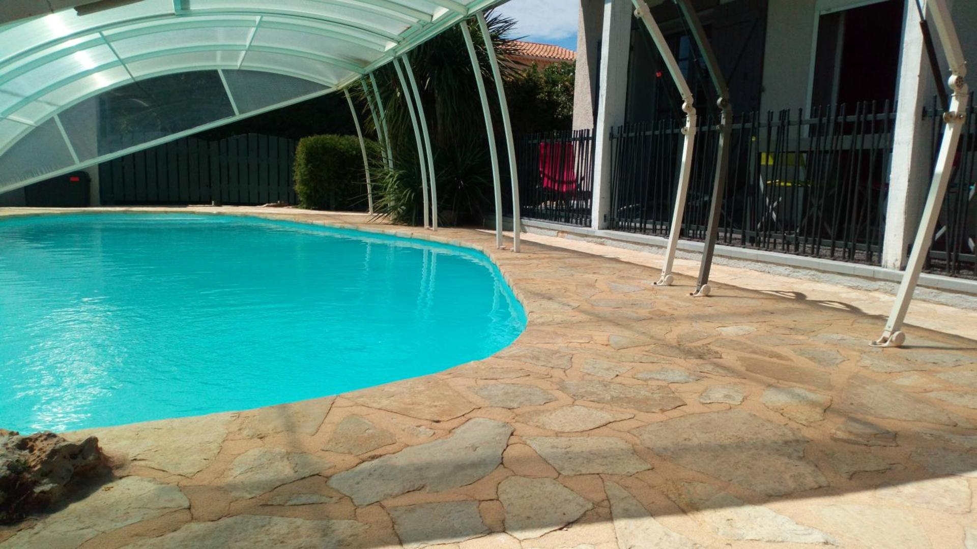 villa provençal avec piscine a vias de 10 personnes