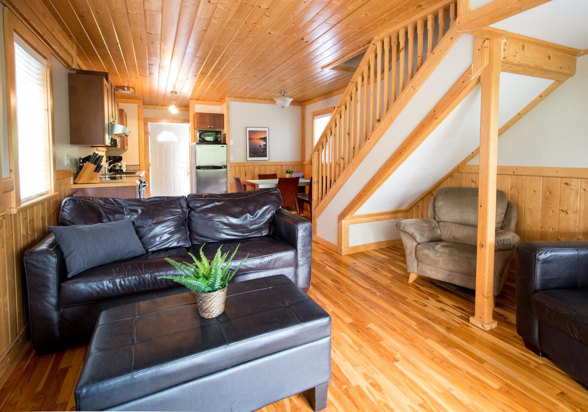 Two Bedroom Cottage F (Waterfront + Hot Tub)