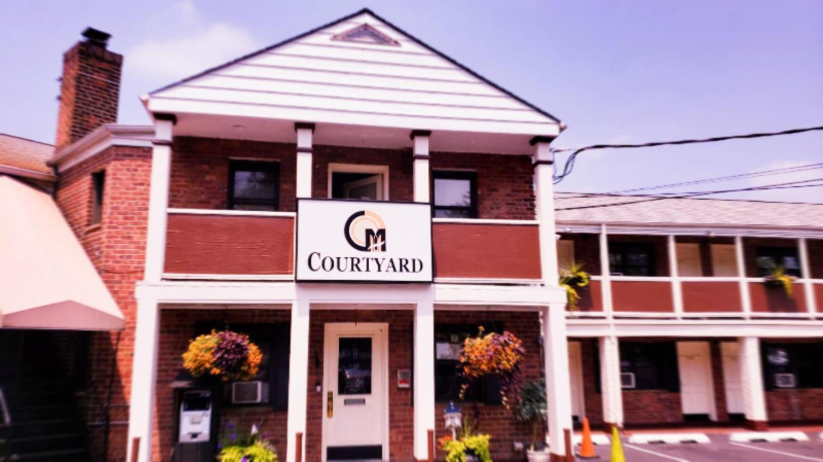 Central Motel Courtyard