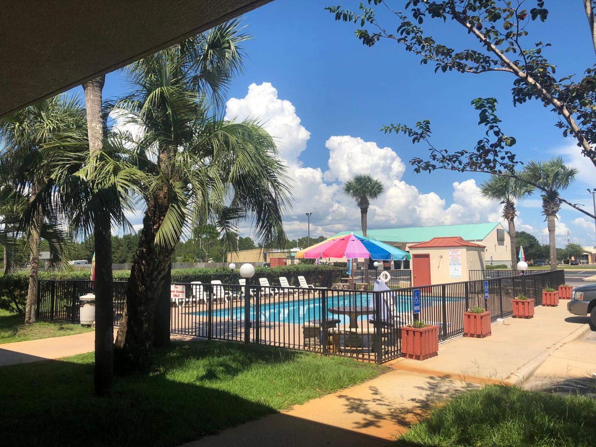 Days Inn & Suites by Wyndham Navarre - near Beaches Hurlburt