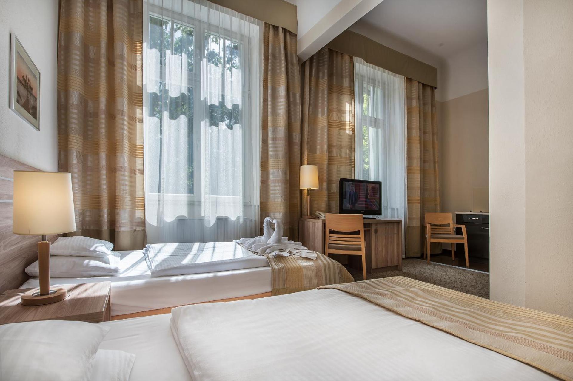 Communal lounge/ TV room