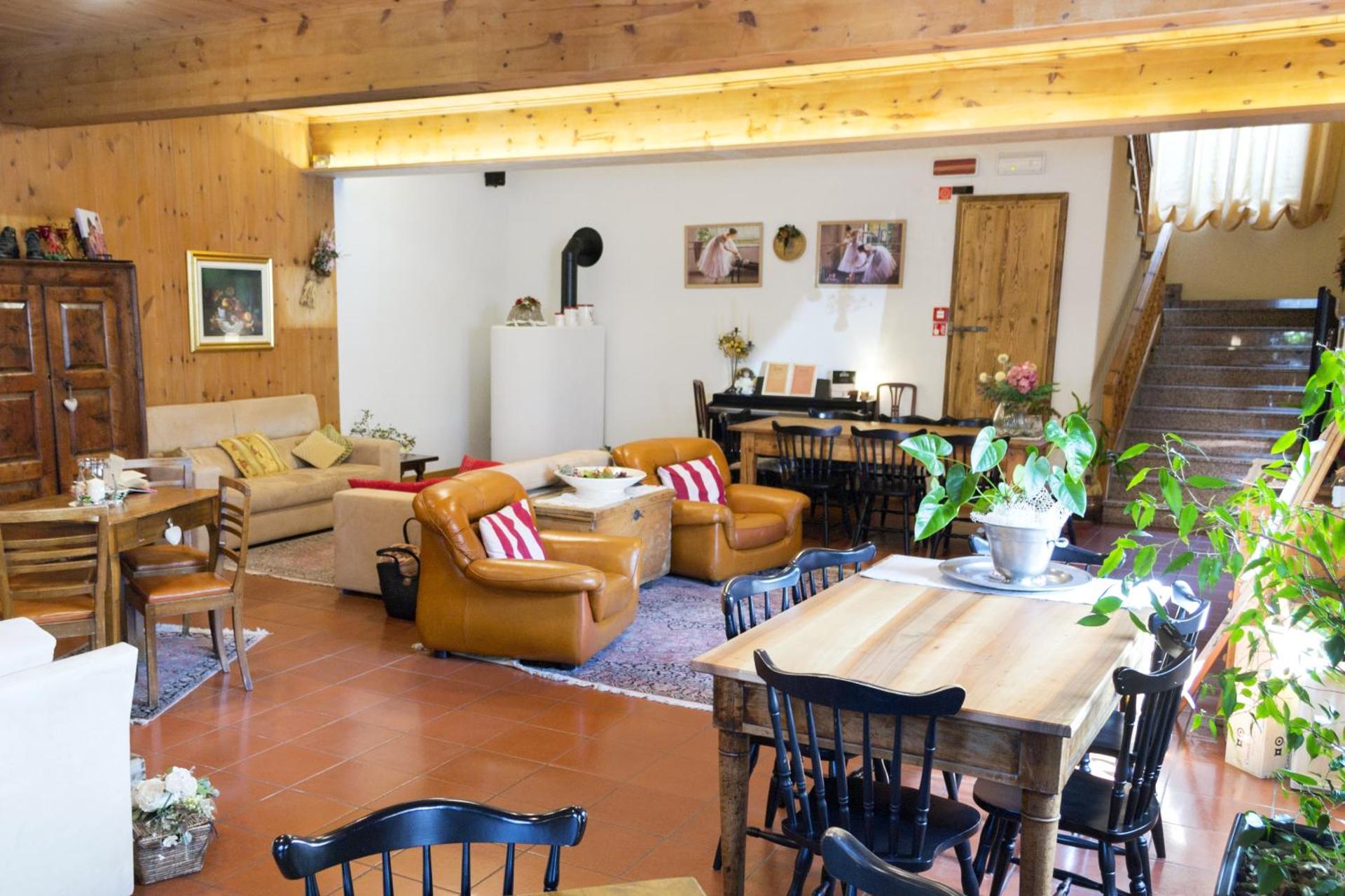 Communal lounge/ TV room