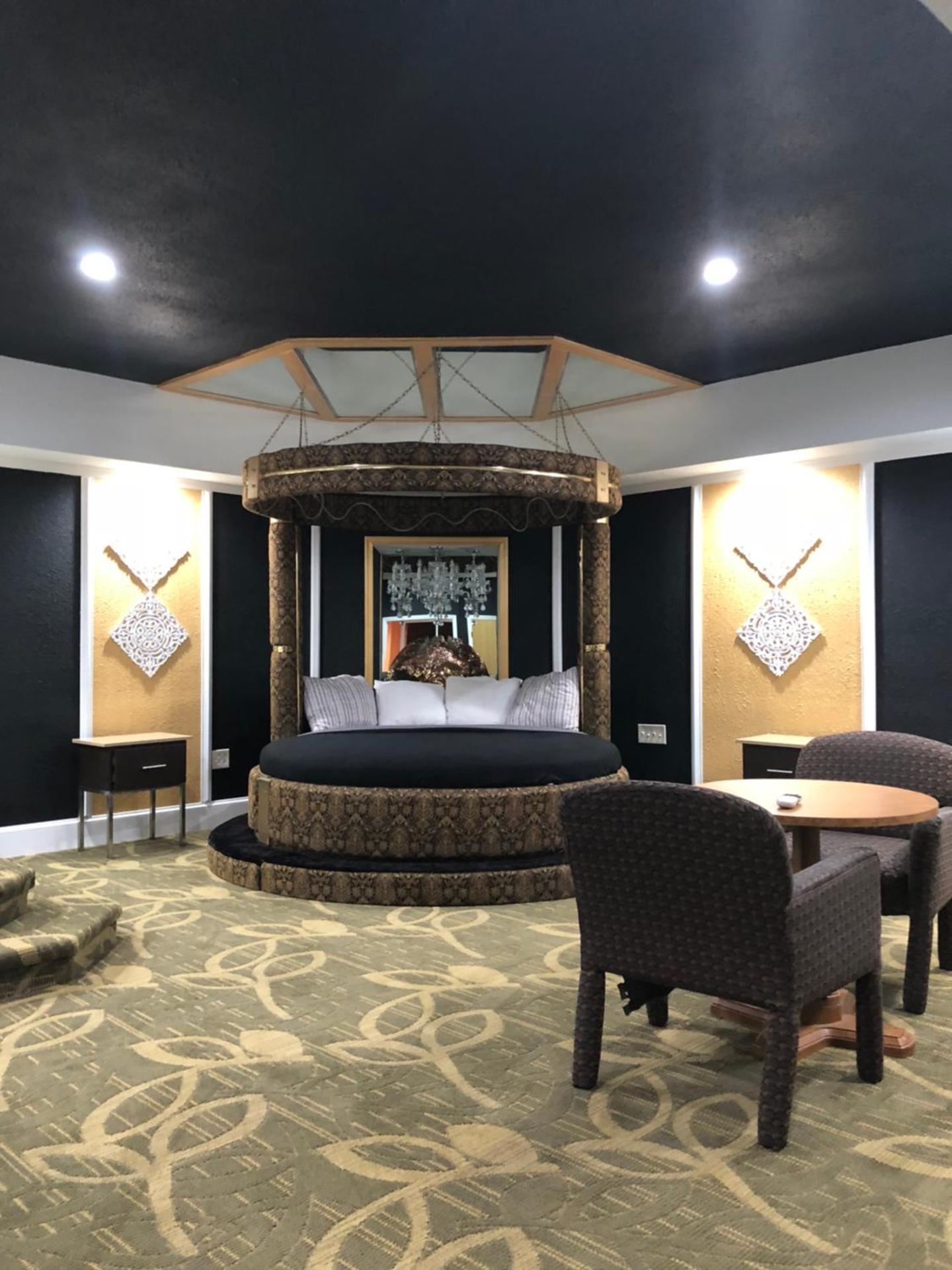 King Round Suite - Non-Smoking