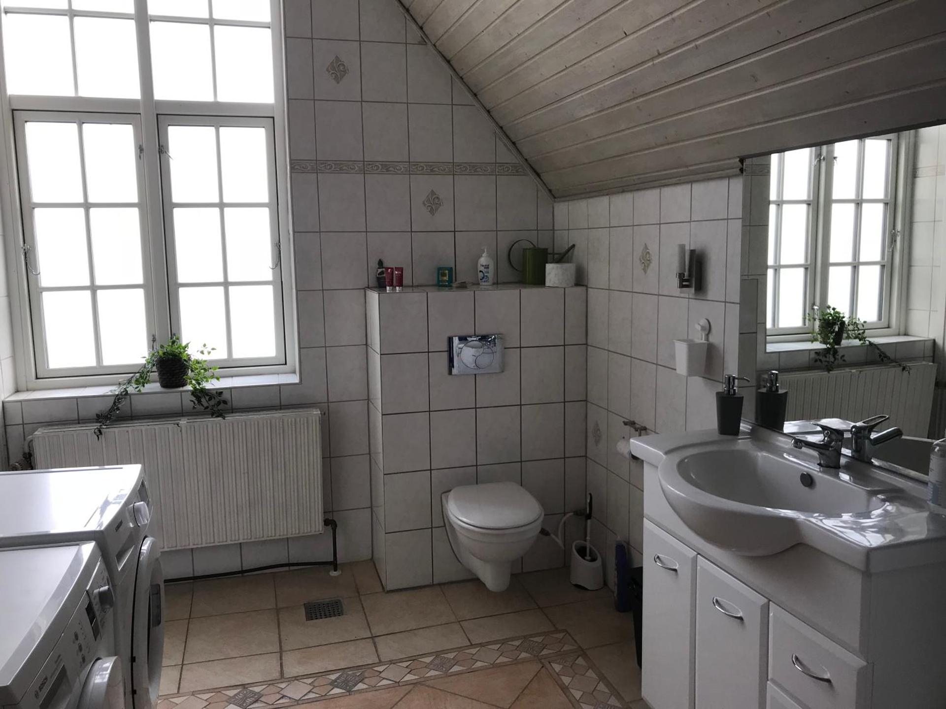 Centralt i Gentofte i 2 plan, ved S-Tog og busser