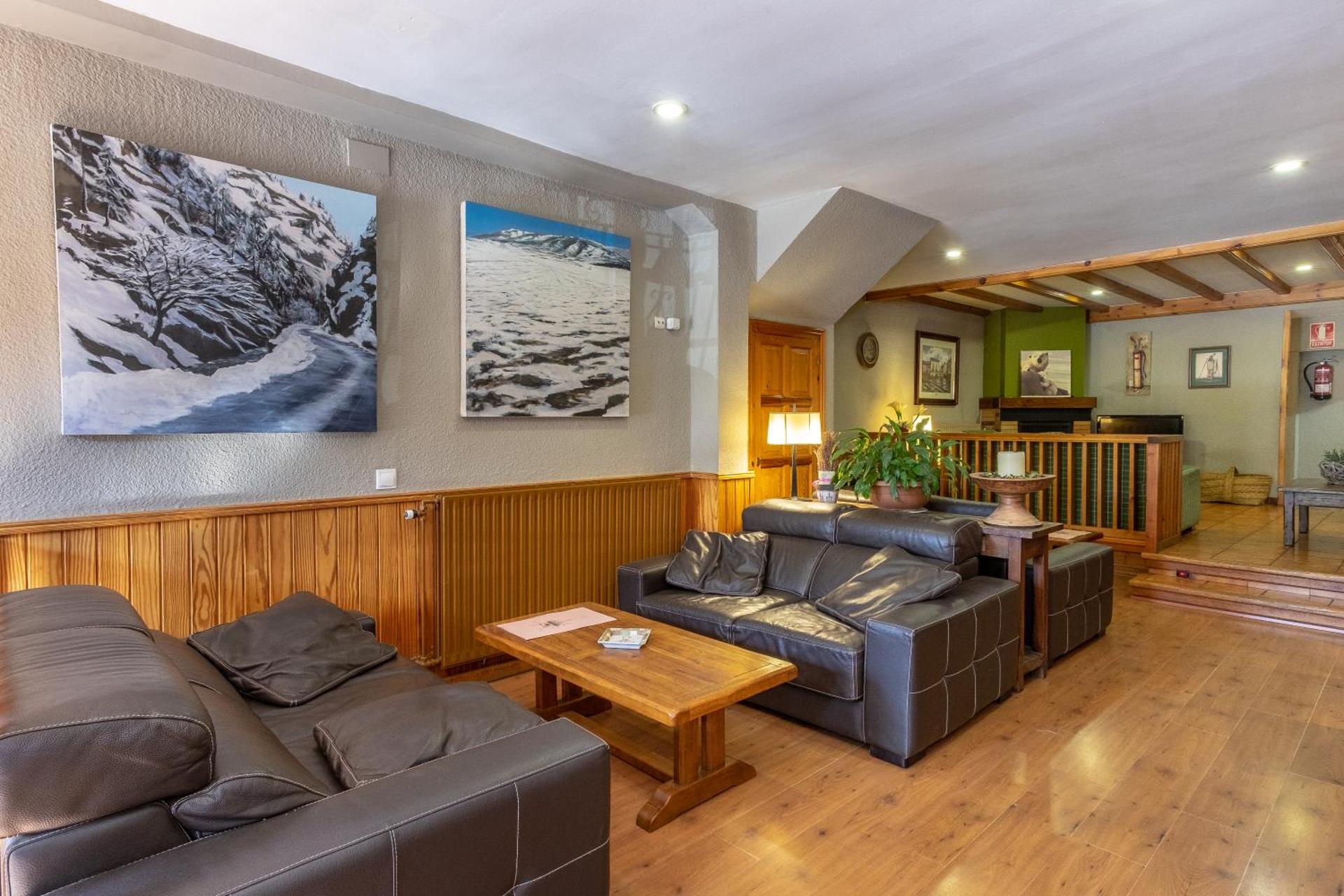 Communal lounge/ TV room