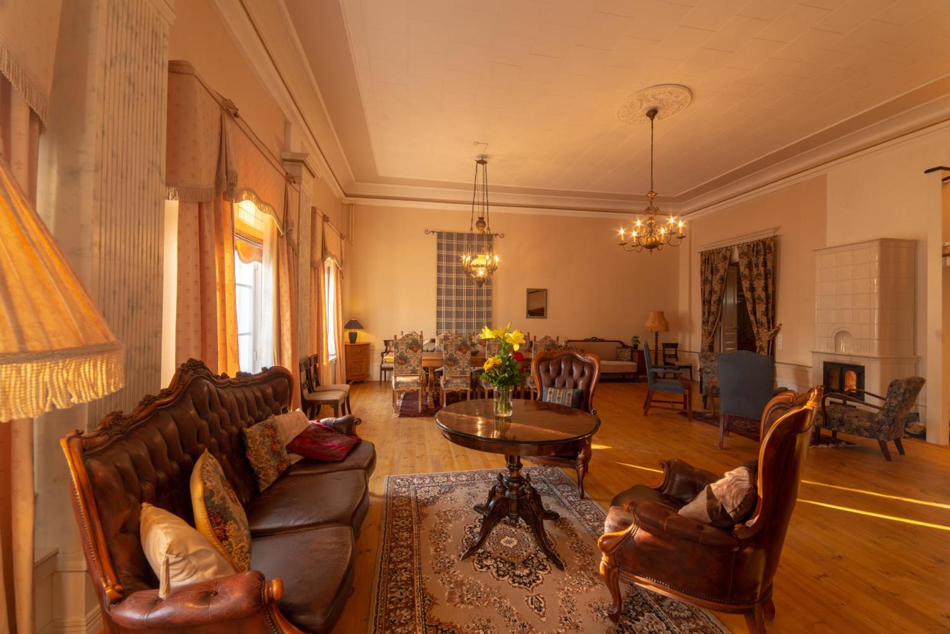 Communal lounge/ TV room