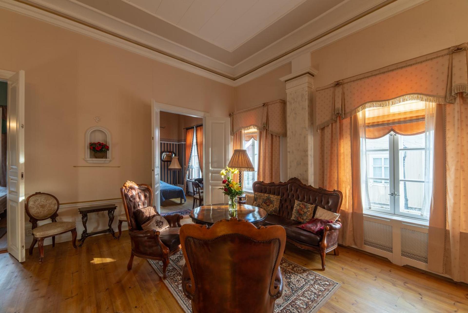 Communal lounge/ TV room