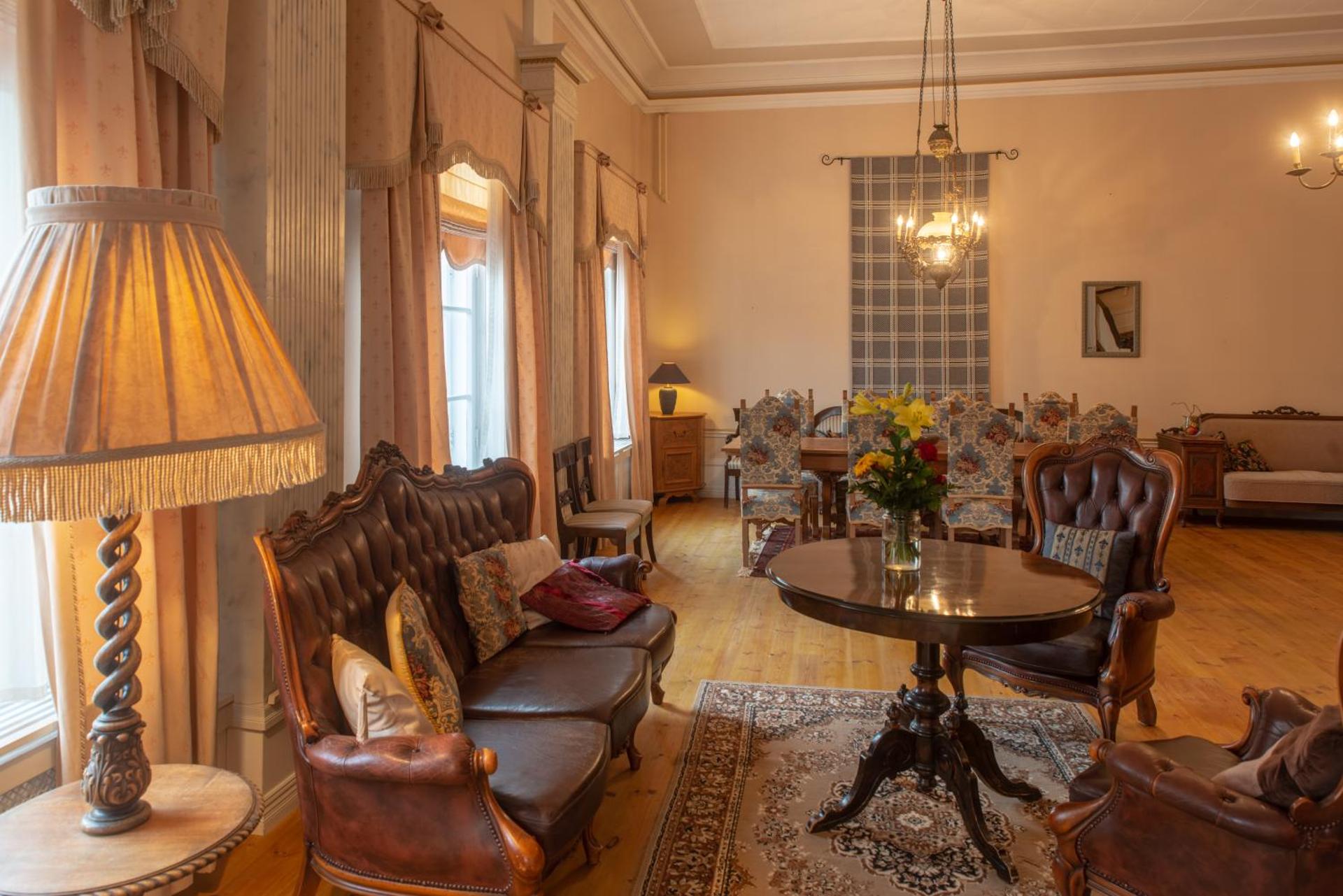 Communal lounge/ TV room