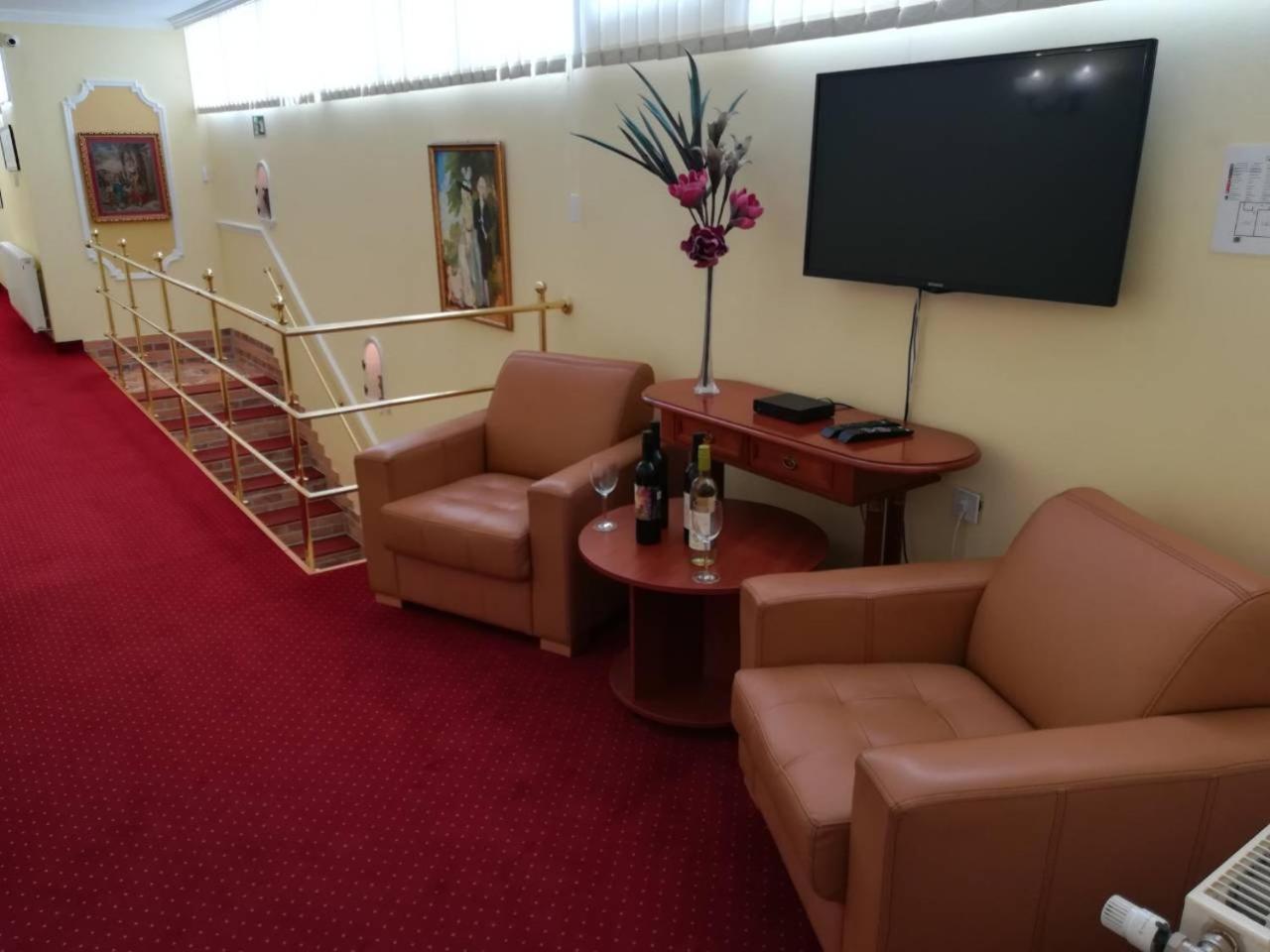 Communal lounge/ TV room