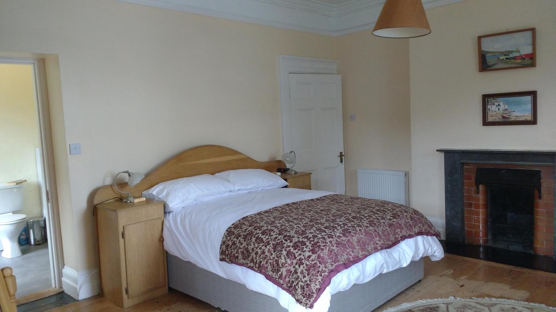 Værelse med kingsize-seng og havudsigt