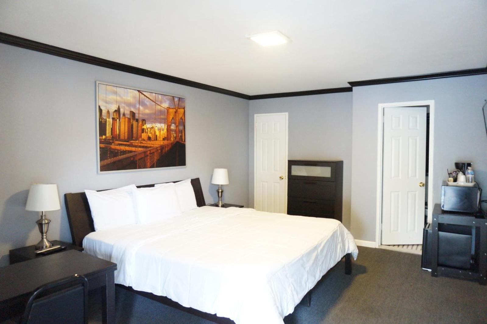 Central Motel Courtyard