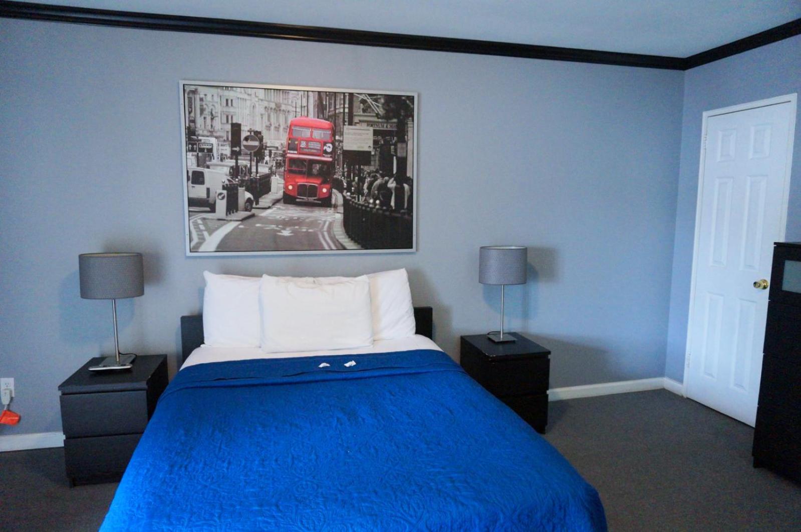 Central Motel Courtyard