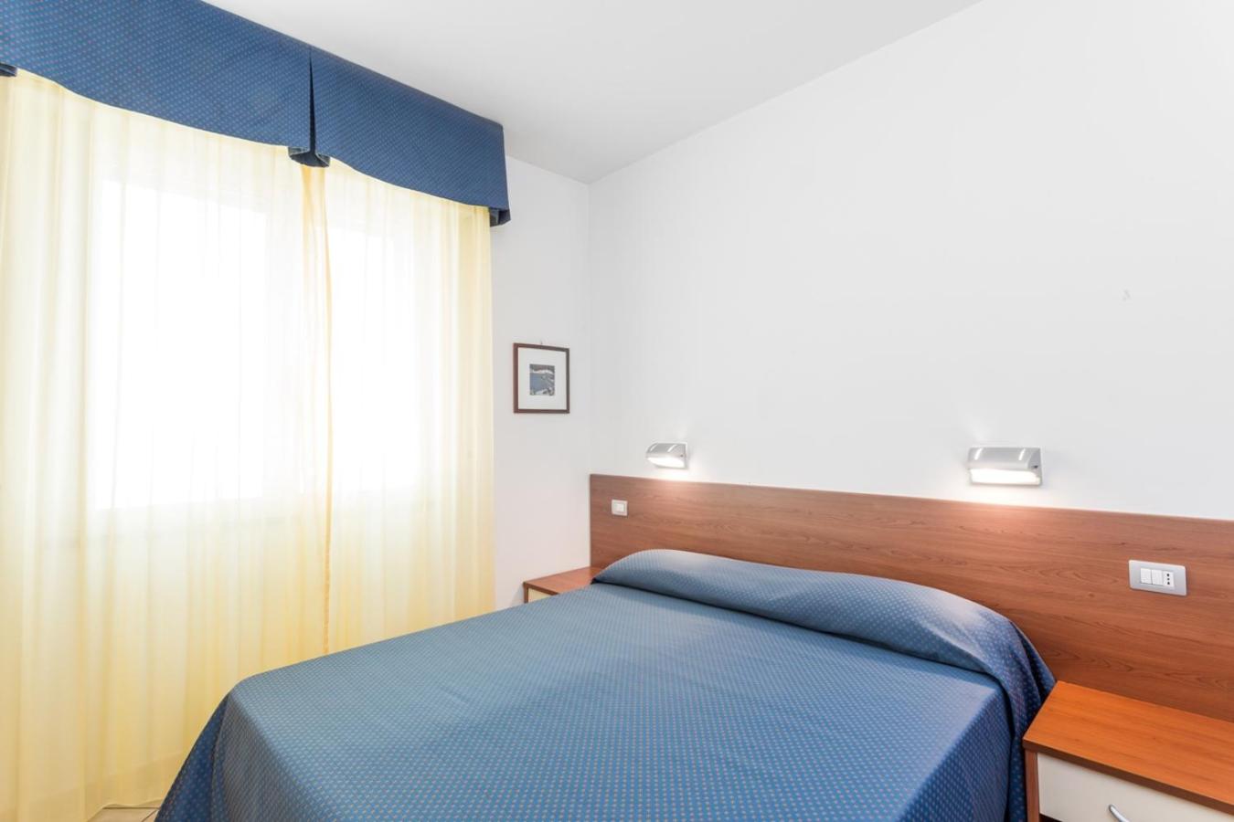 One-Bedroom Apartment with Balcony and Sea View (4 Adults) 