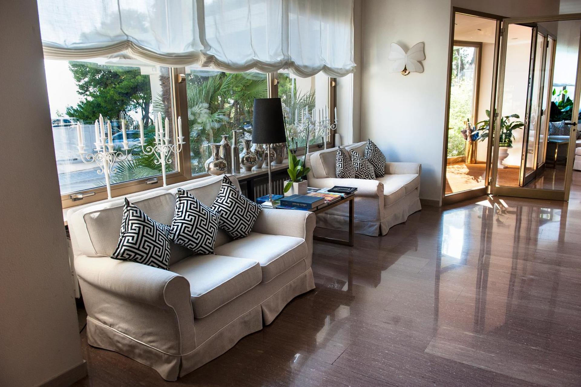 Communal lounge/ TV room