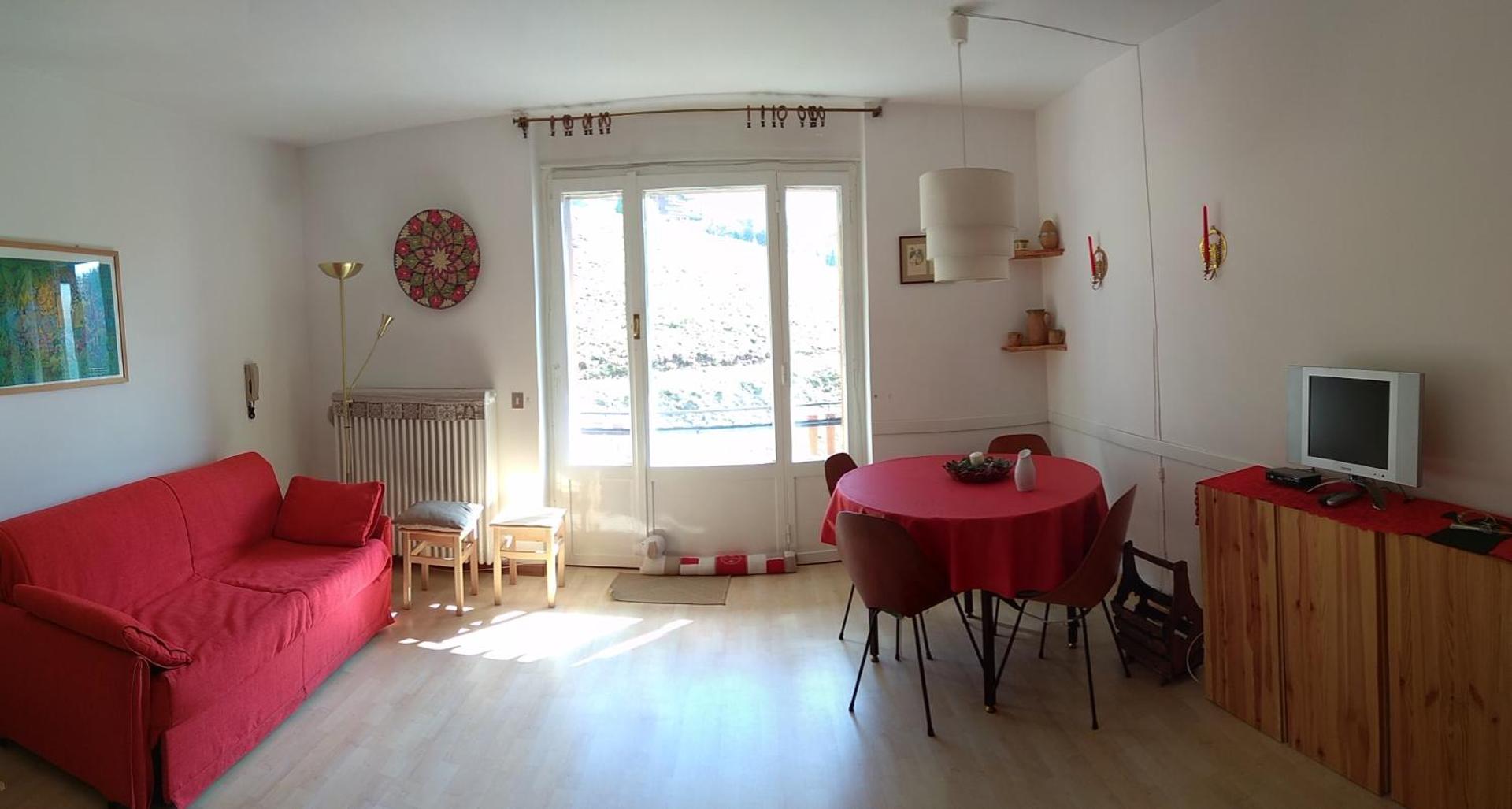 Apartment with Mountain View