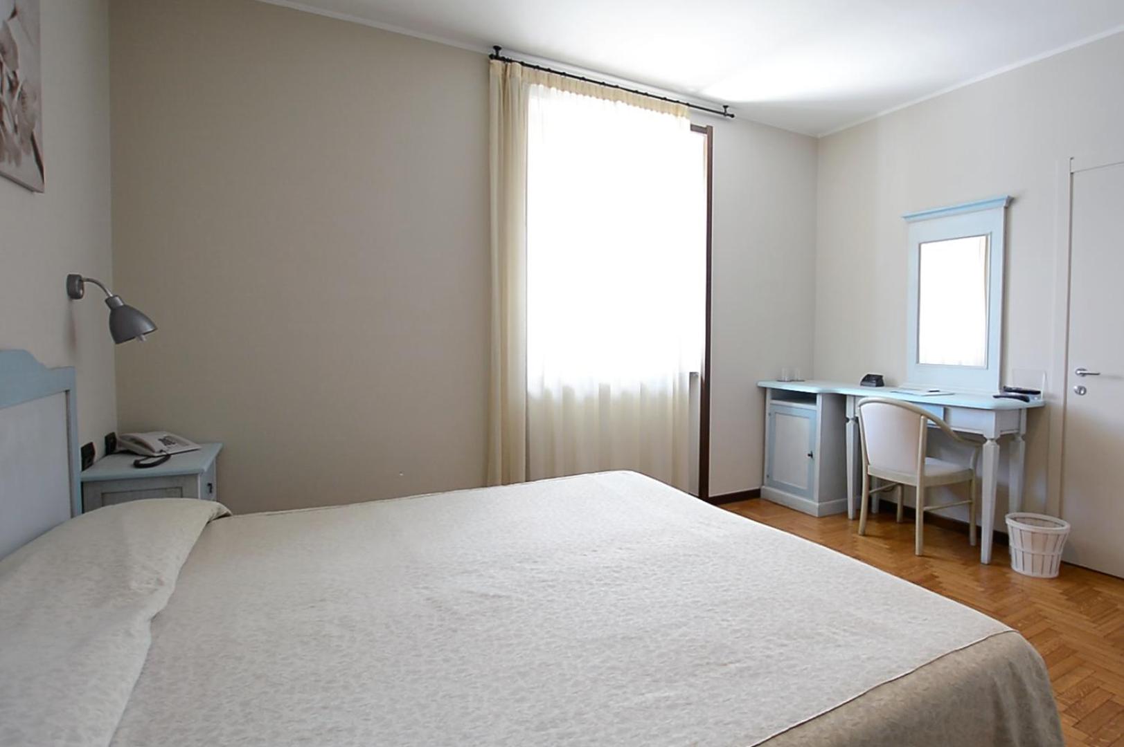 Double or Twin Room with Lake View