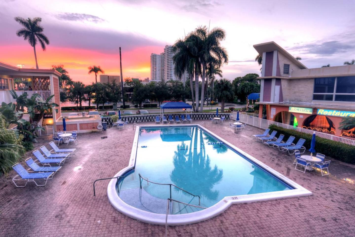 Hallandale Studio with pool