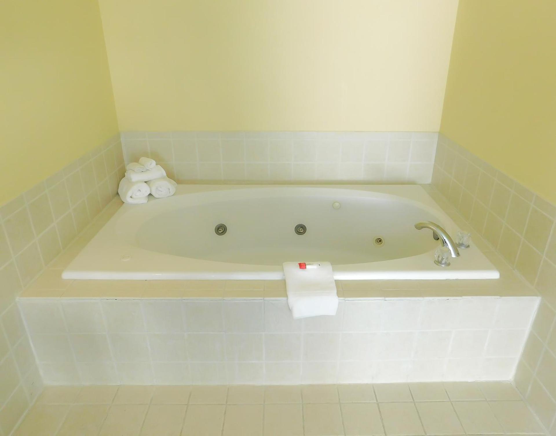 Deluxe King Suite - Non-Smoking