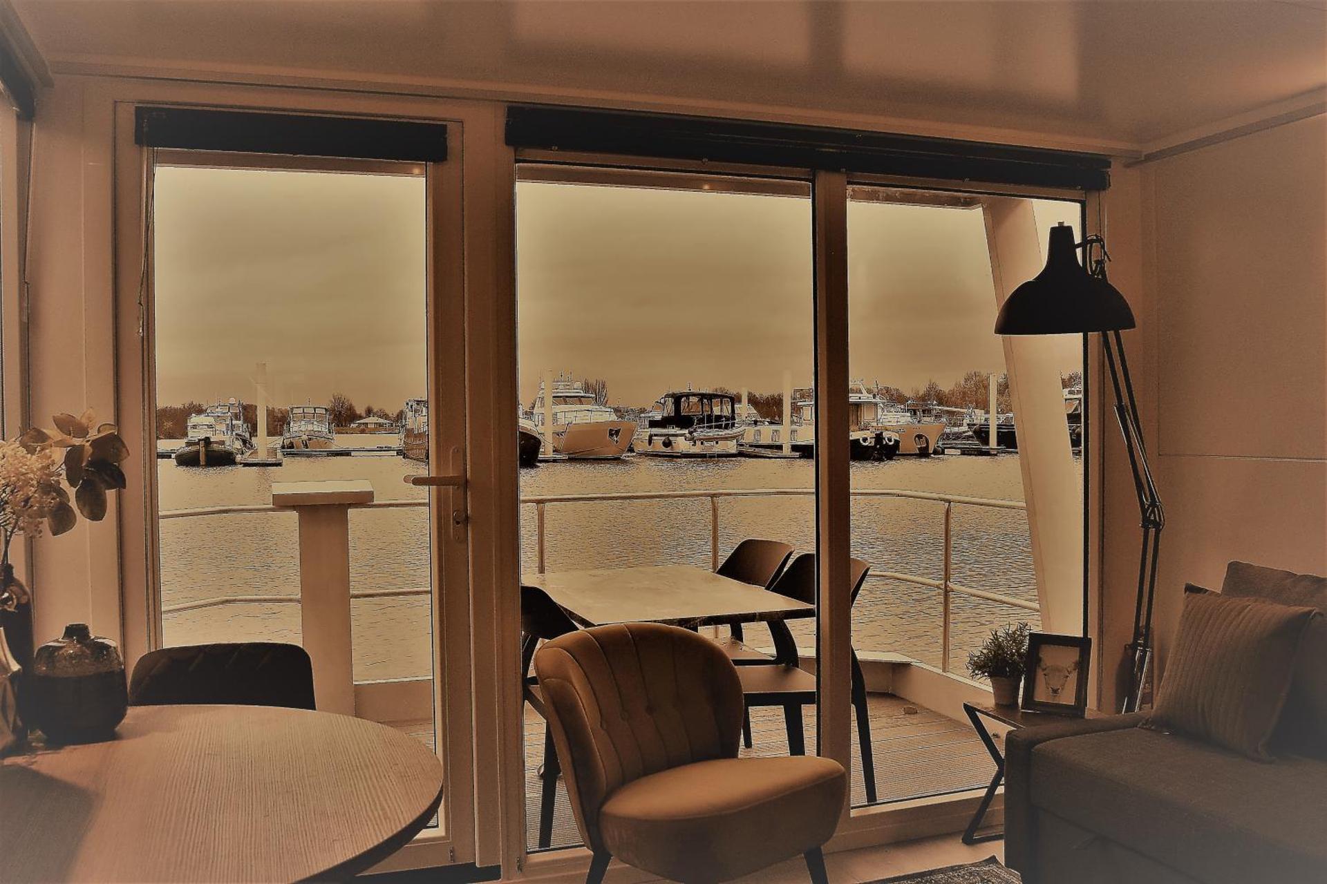 Cozy floating boatlodge "Maastricht".