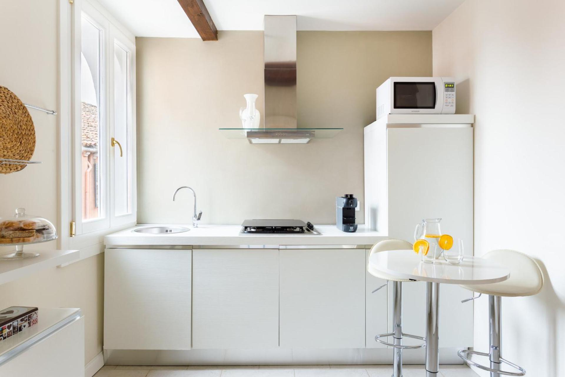 MICHELLE IN VENICE Charming Houses