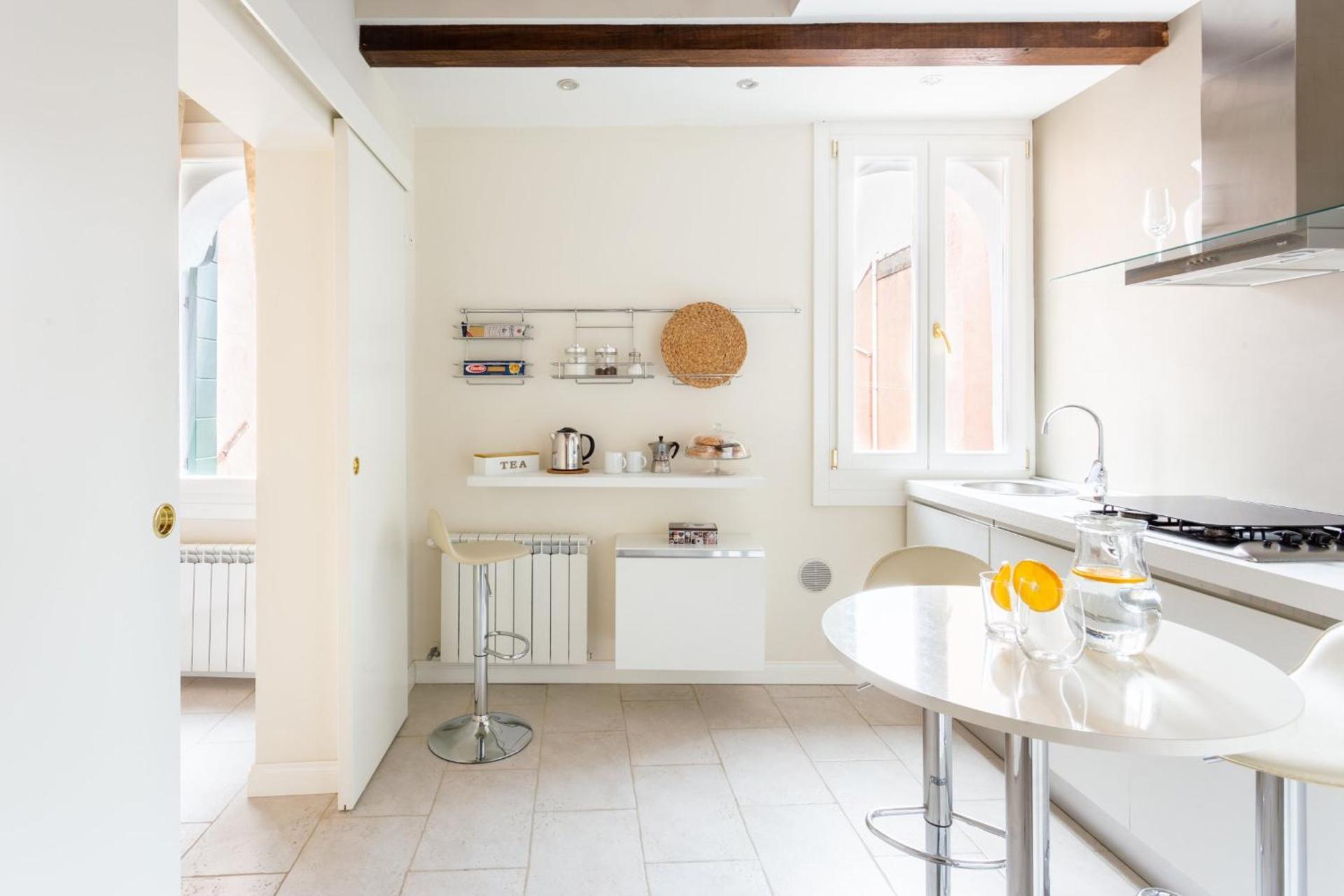 MICHELLE IN VENICE Charming Houses