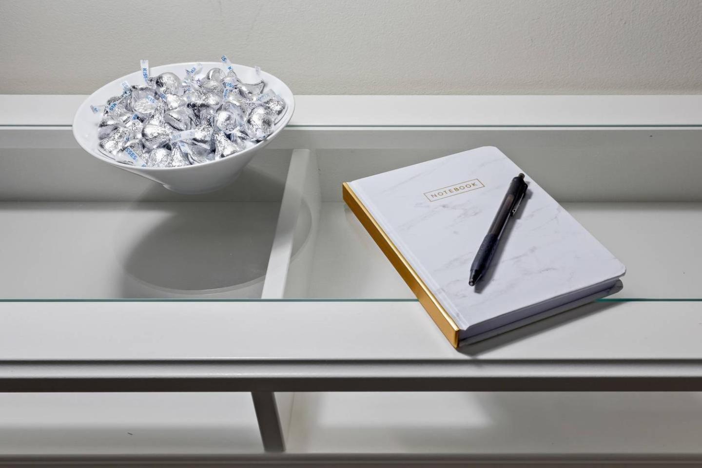 Trifecta 2BR Free Parking Modern Superhost