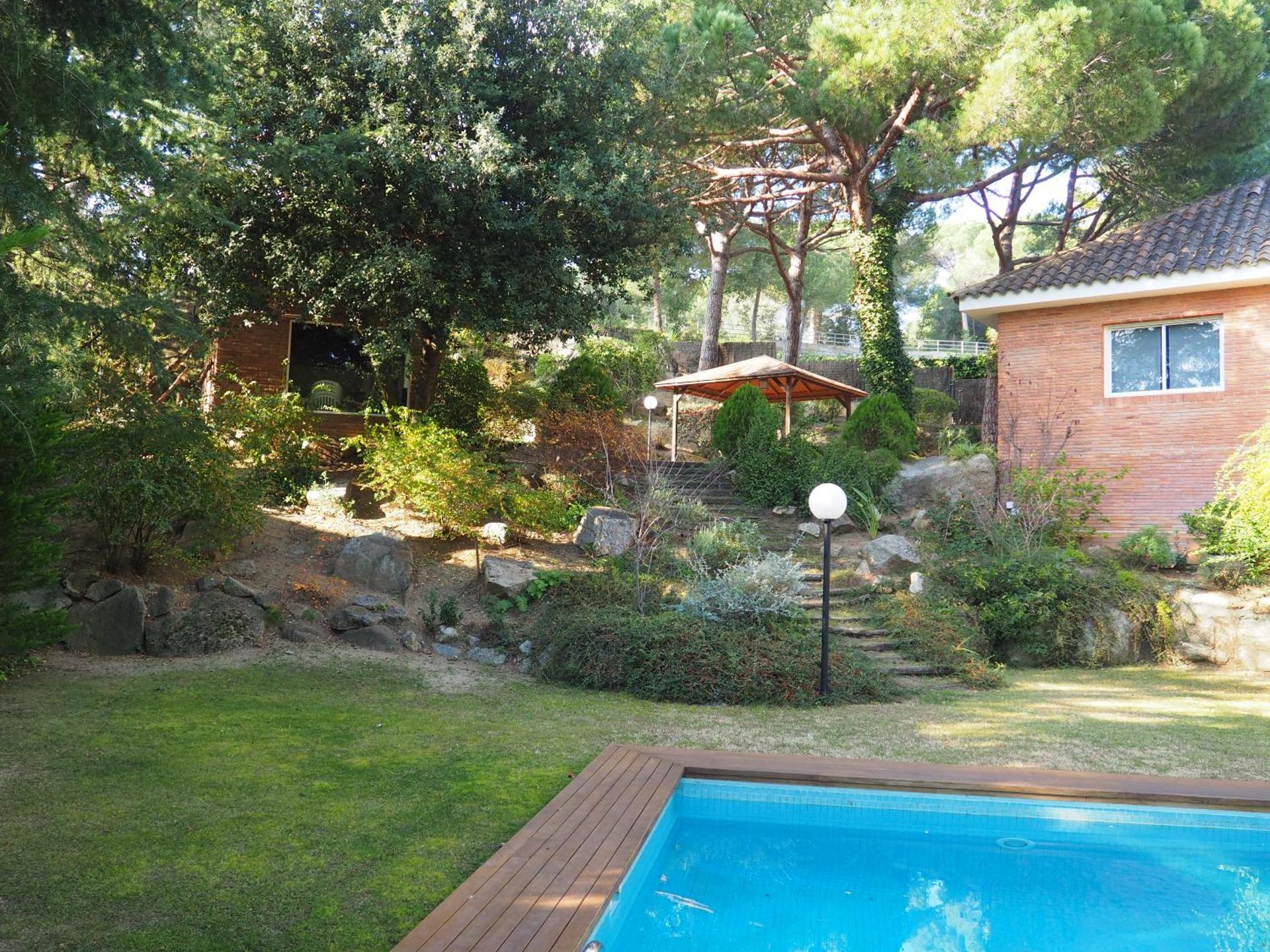 apartamento aislado jardín y piscina