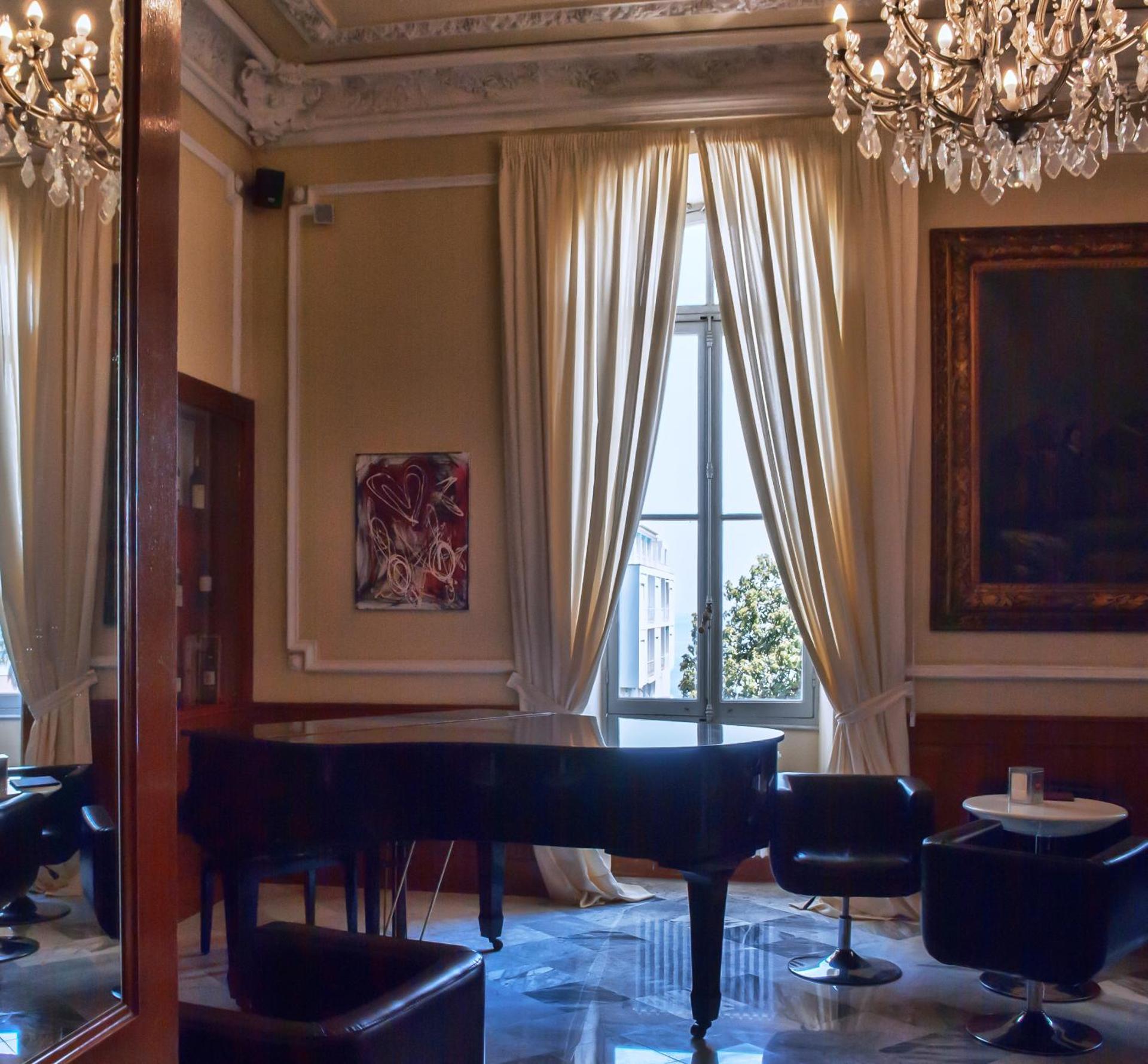 Communal lounge/ TV room