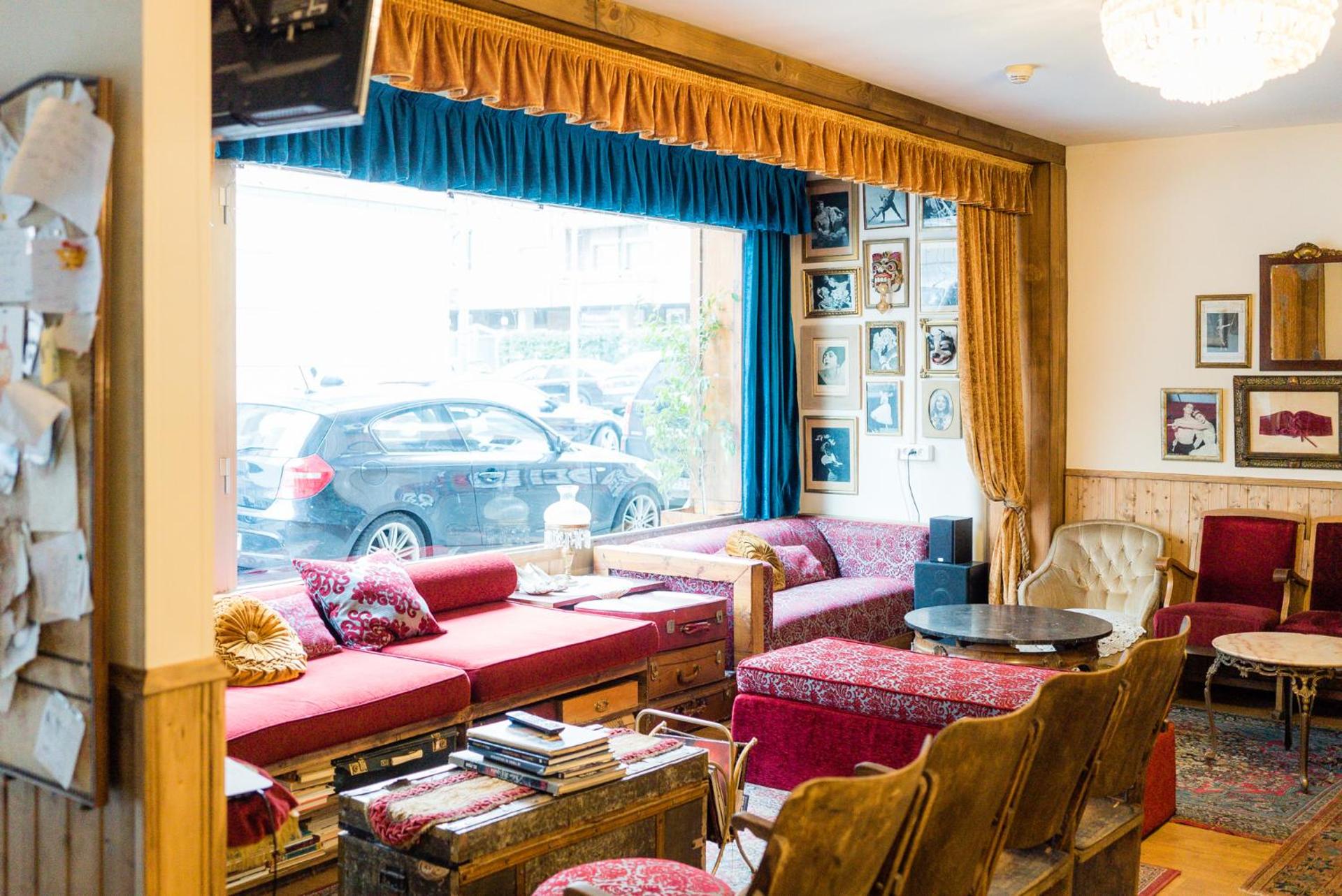 Communal lounge/ TV room