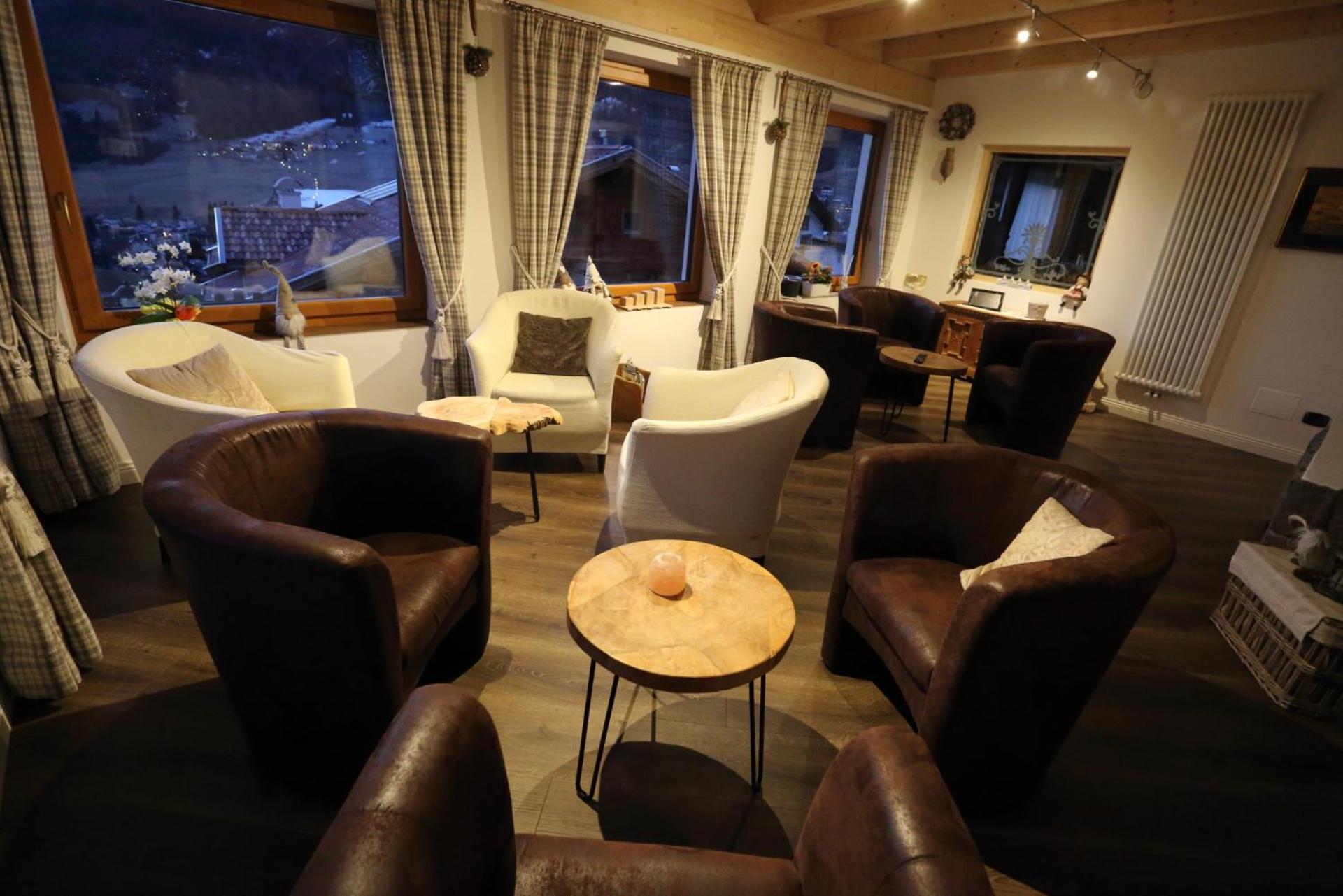 Communal lounge/ TV room