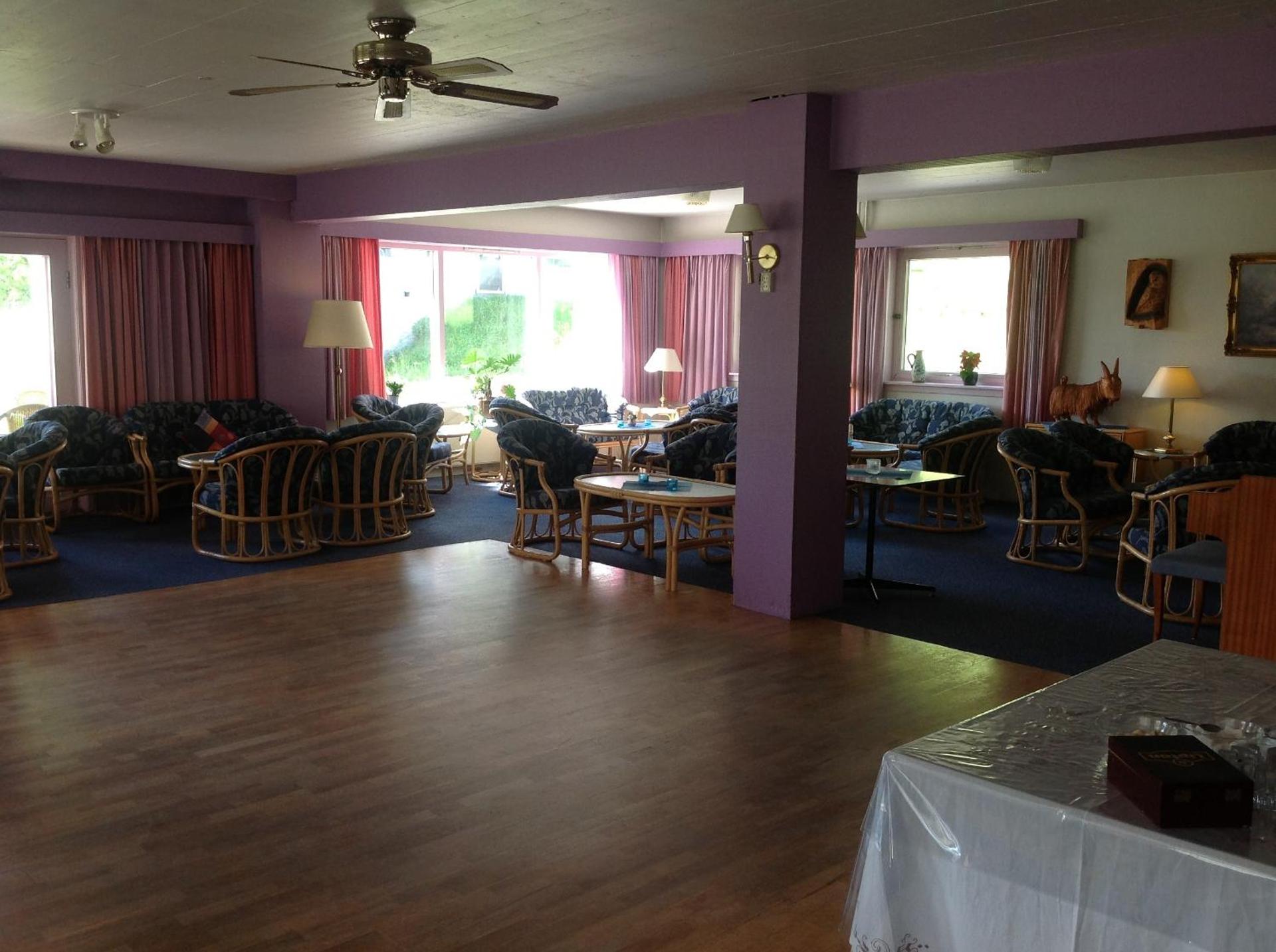 Communal lounge/ TV room