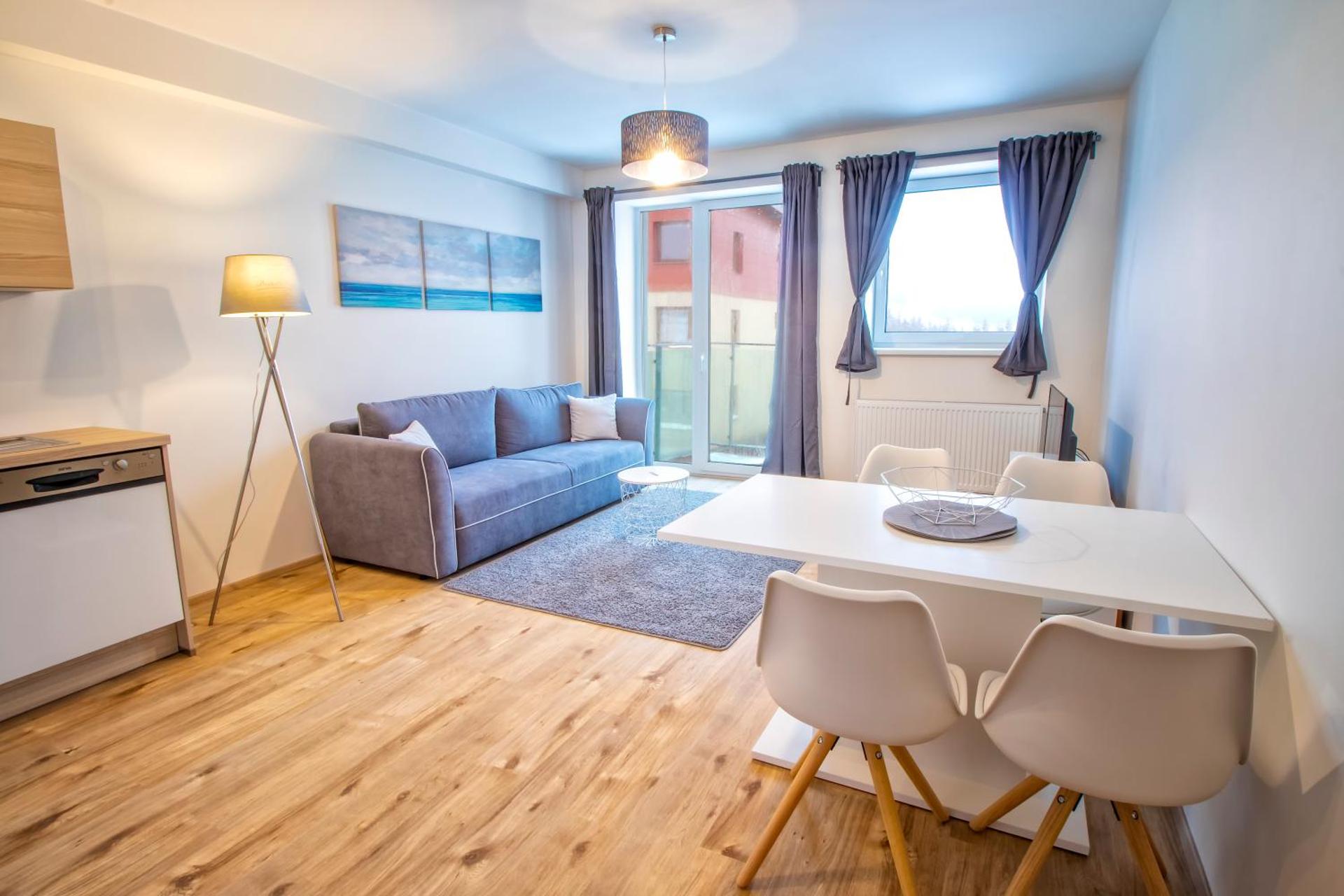 Apartment with Mountain View