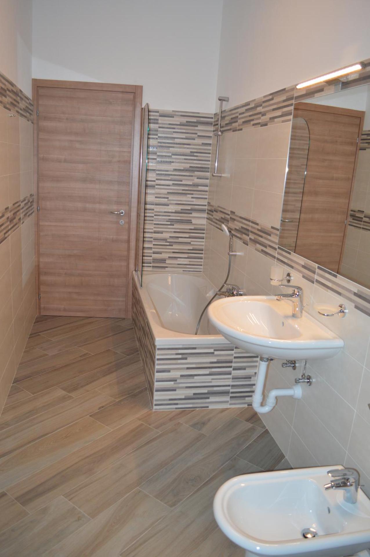 Parravicini Red Flower apartment