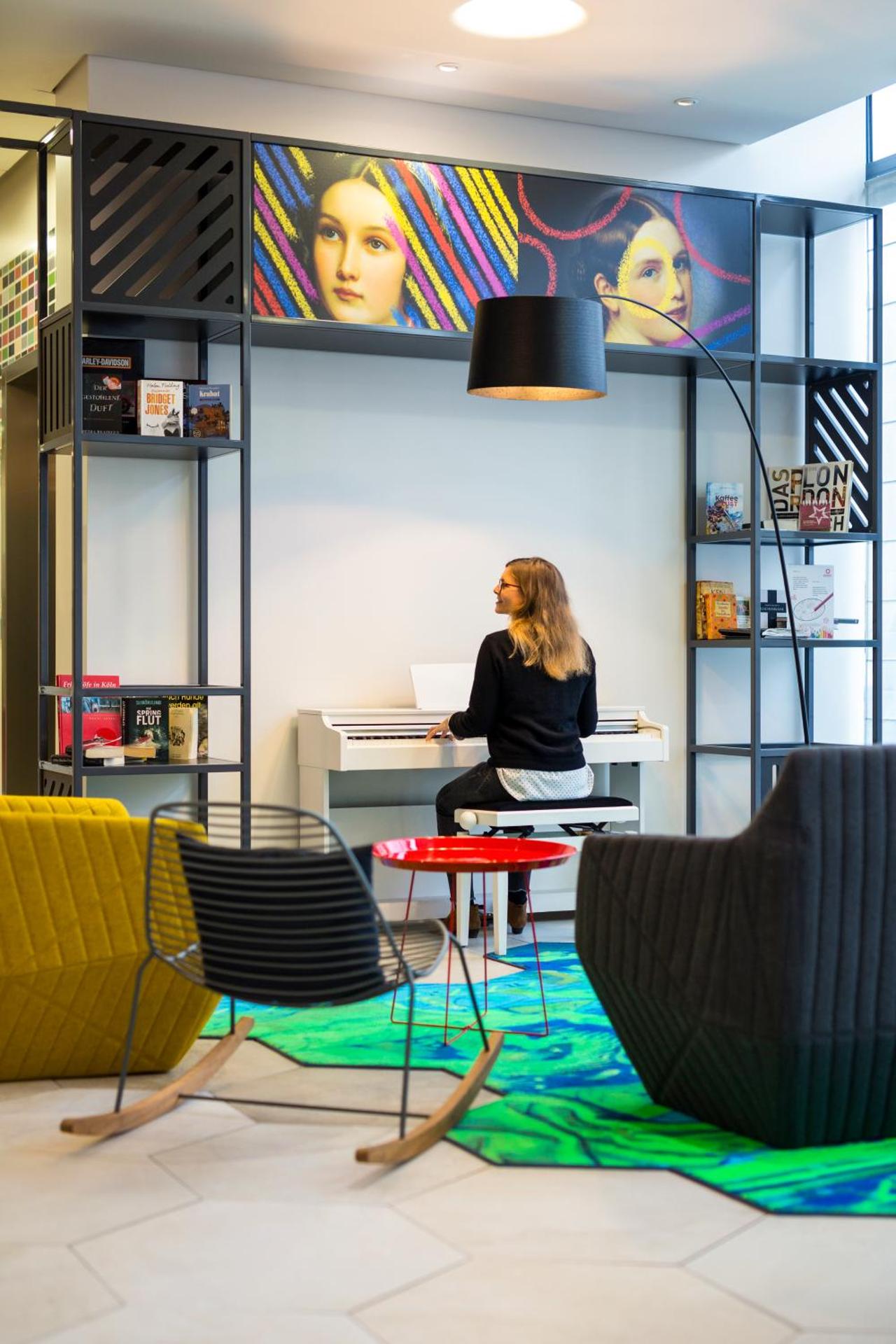 Communal lounge/ TV room