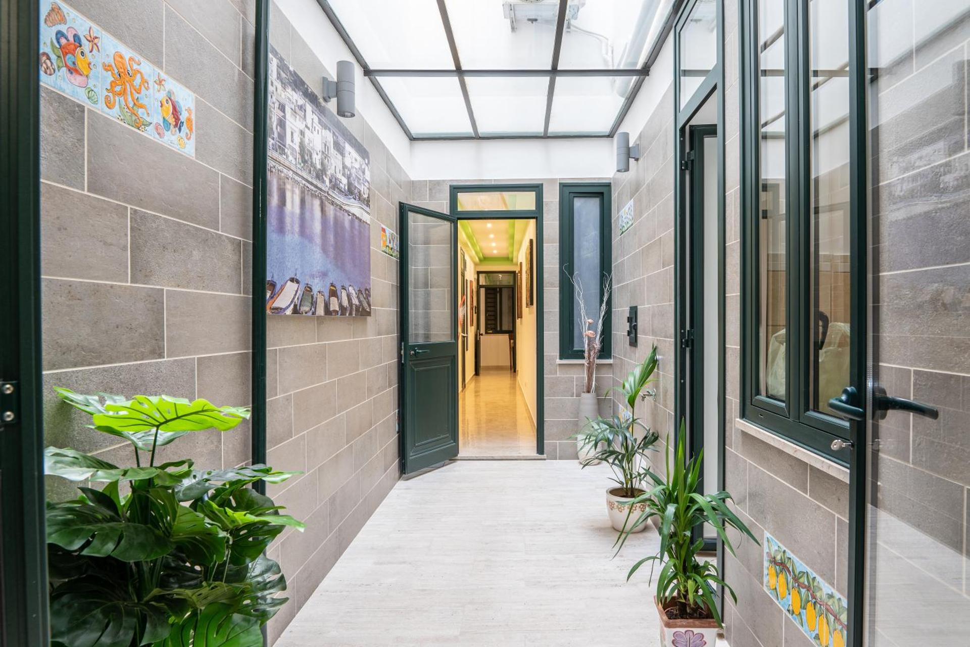 Communal lounge/ TV room