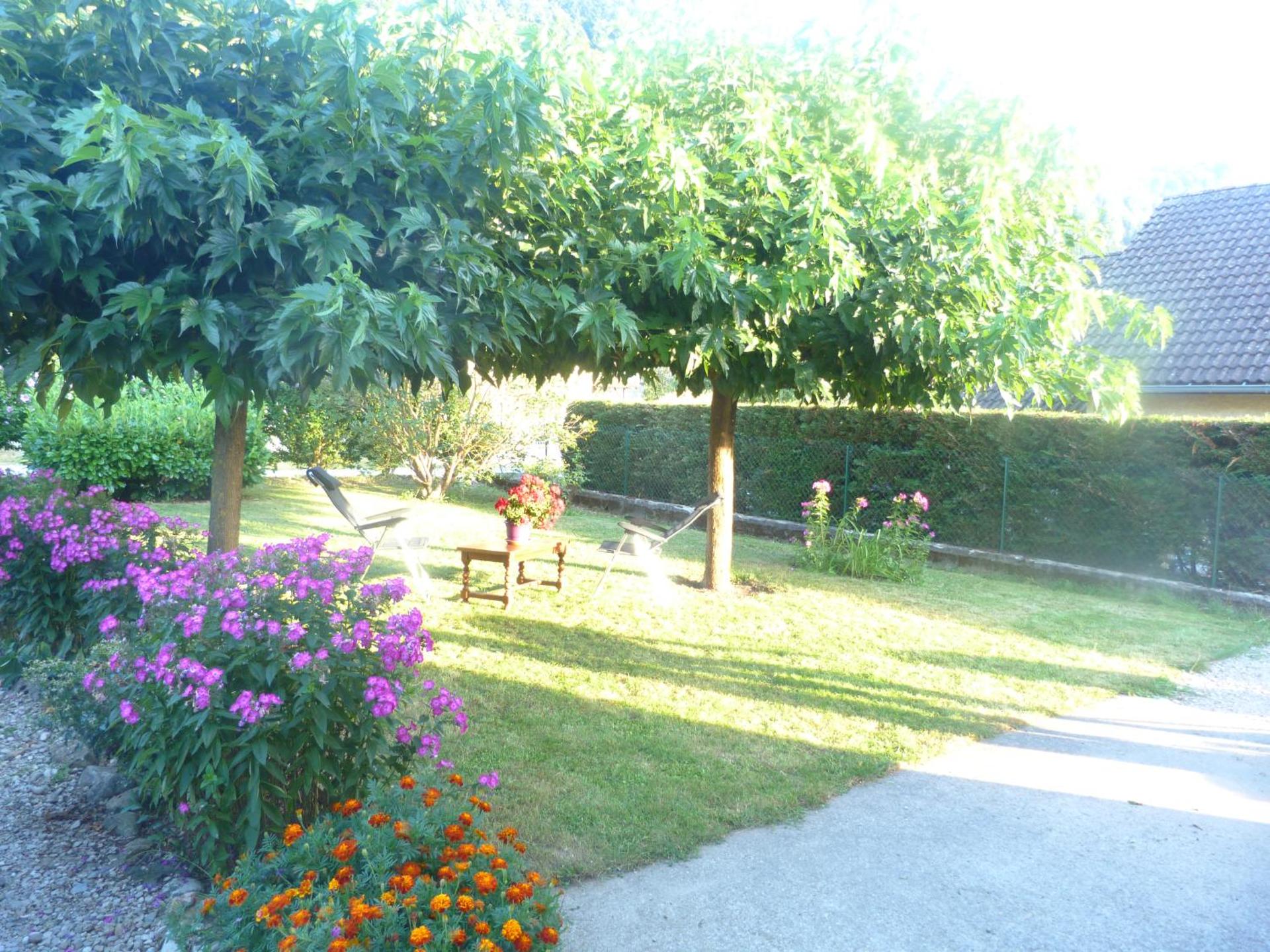 vue sur les montagnes dans maison au calme