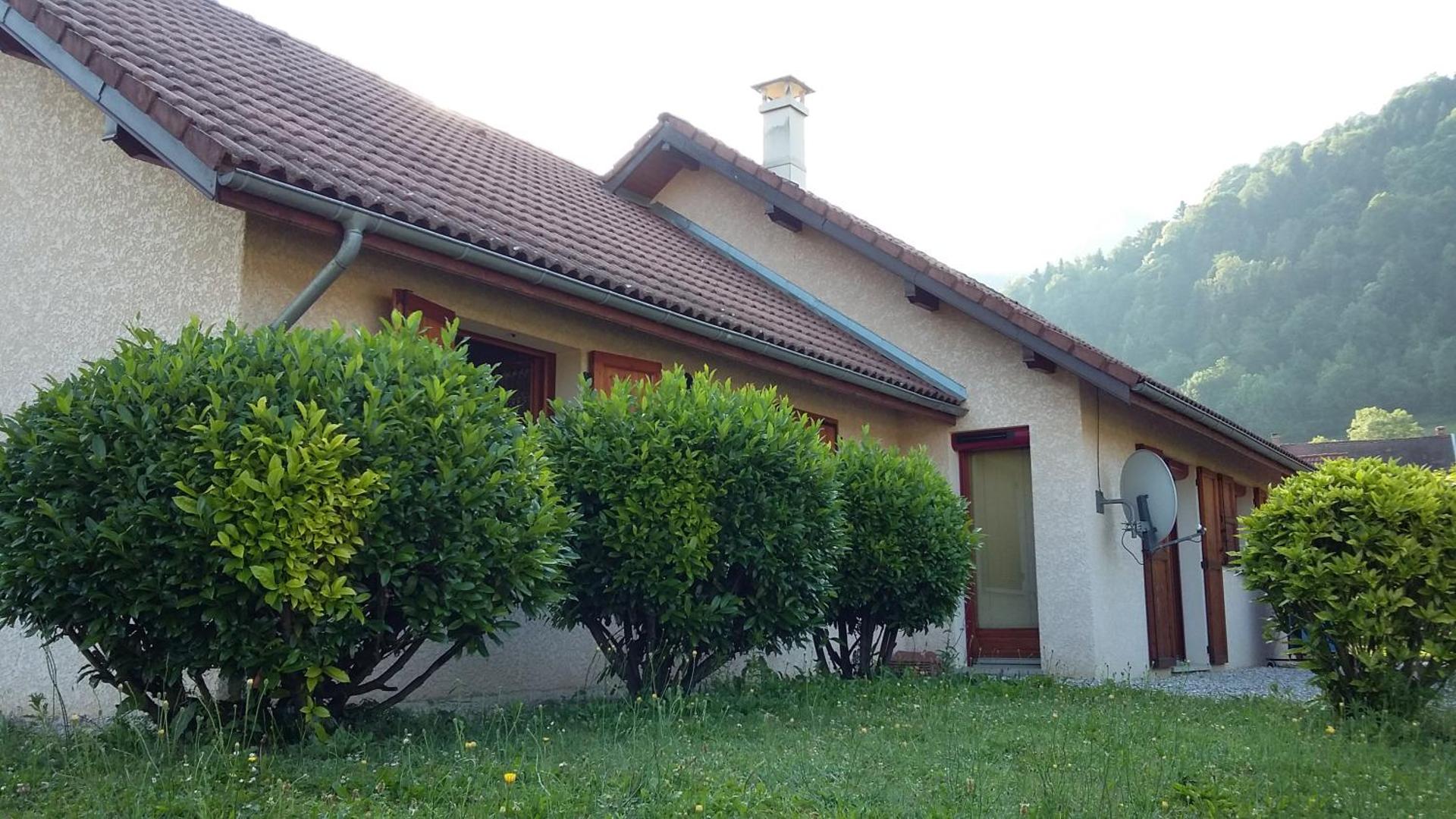 vue sur les montagnes dans maison au calme