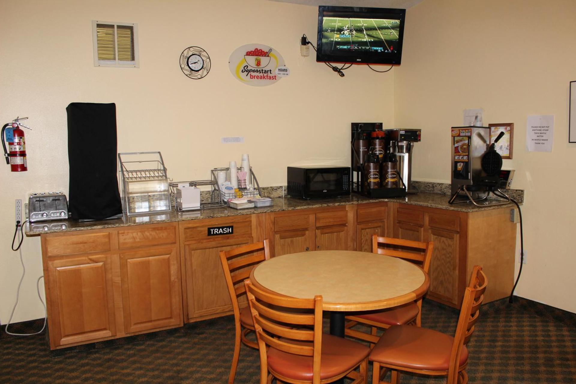 Super 8 by Wyndham East Stroudsburg - Poconos