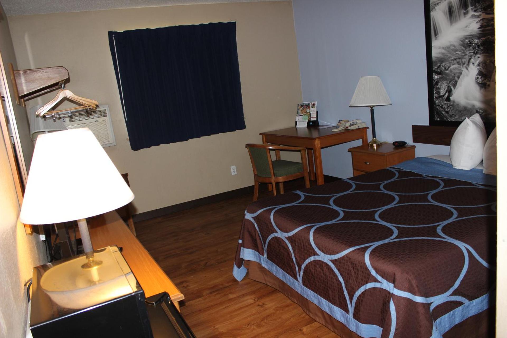 Super 8 by Wyndham East Stroudsburg - Poconos