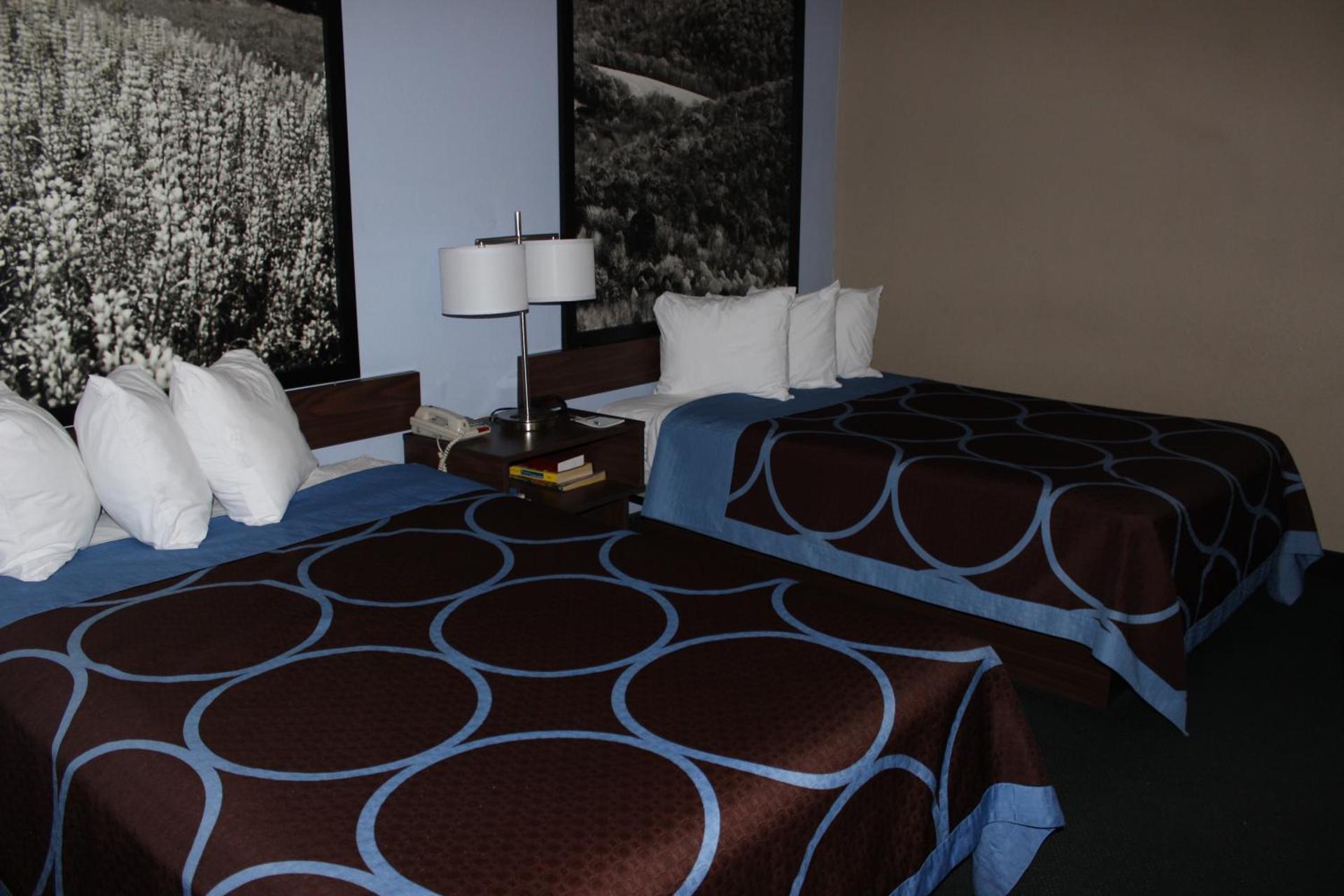 Super 8 by Wyndham East Stroudsburg - Poconos