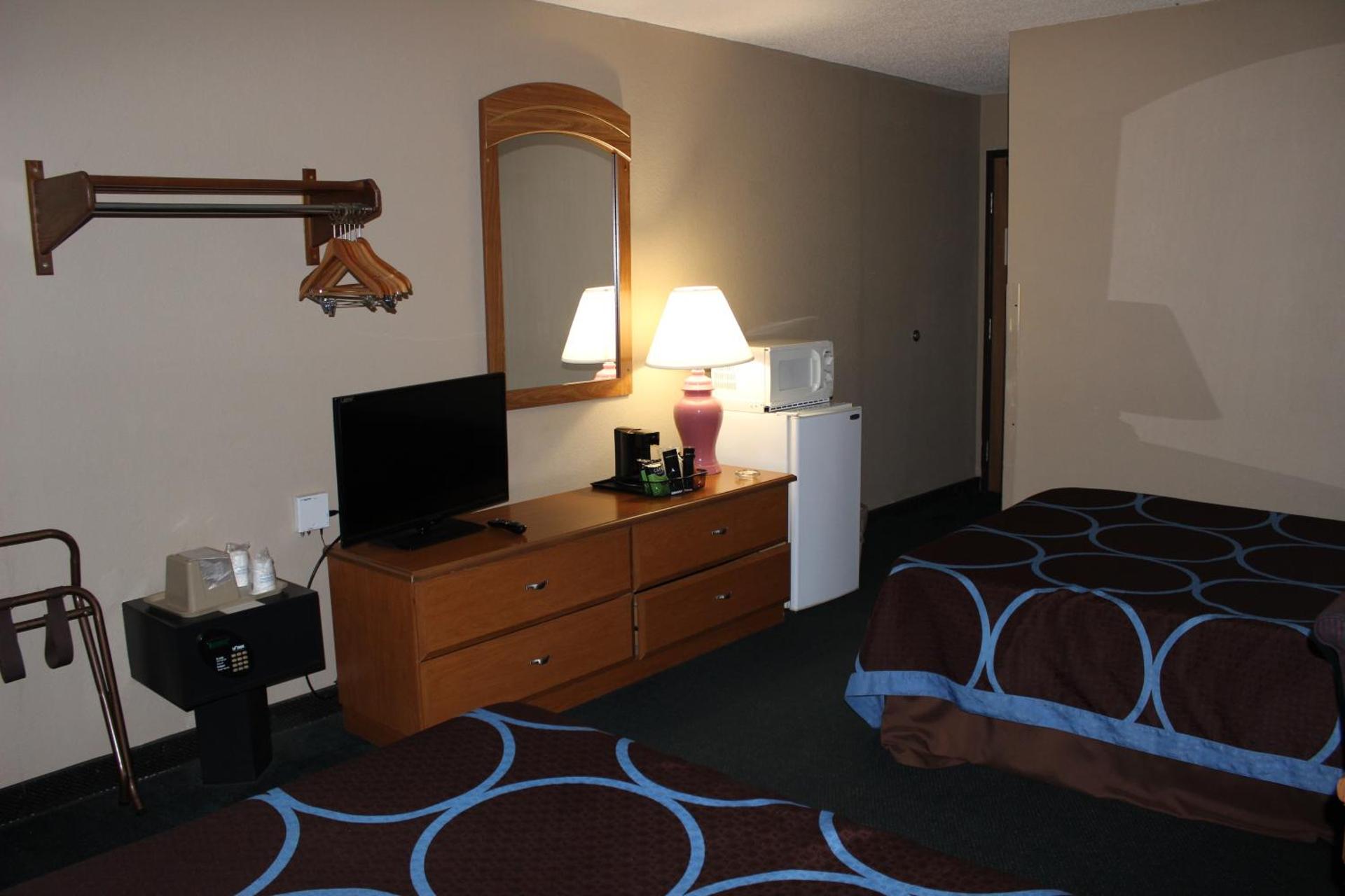 Super 8 by Wyndham East Stroudsburg - Poconos
