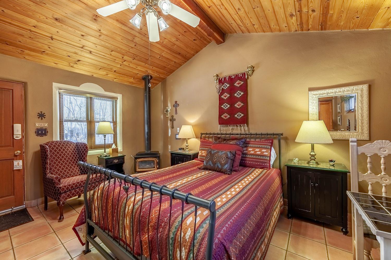 Deluxe Queen Room - Storyteller