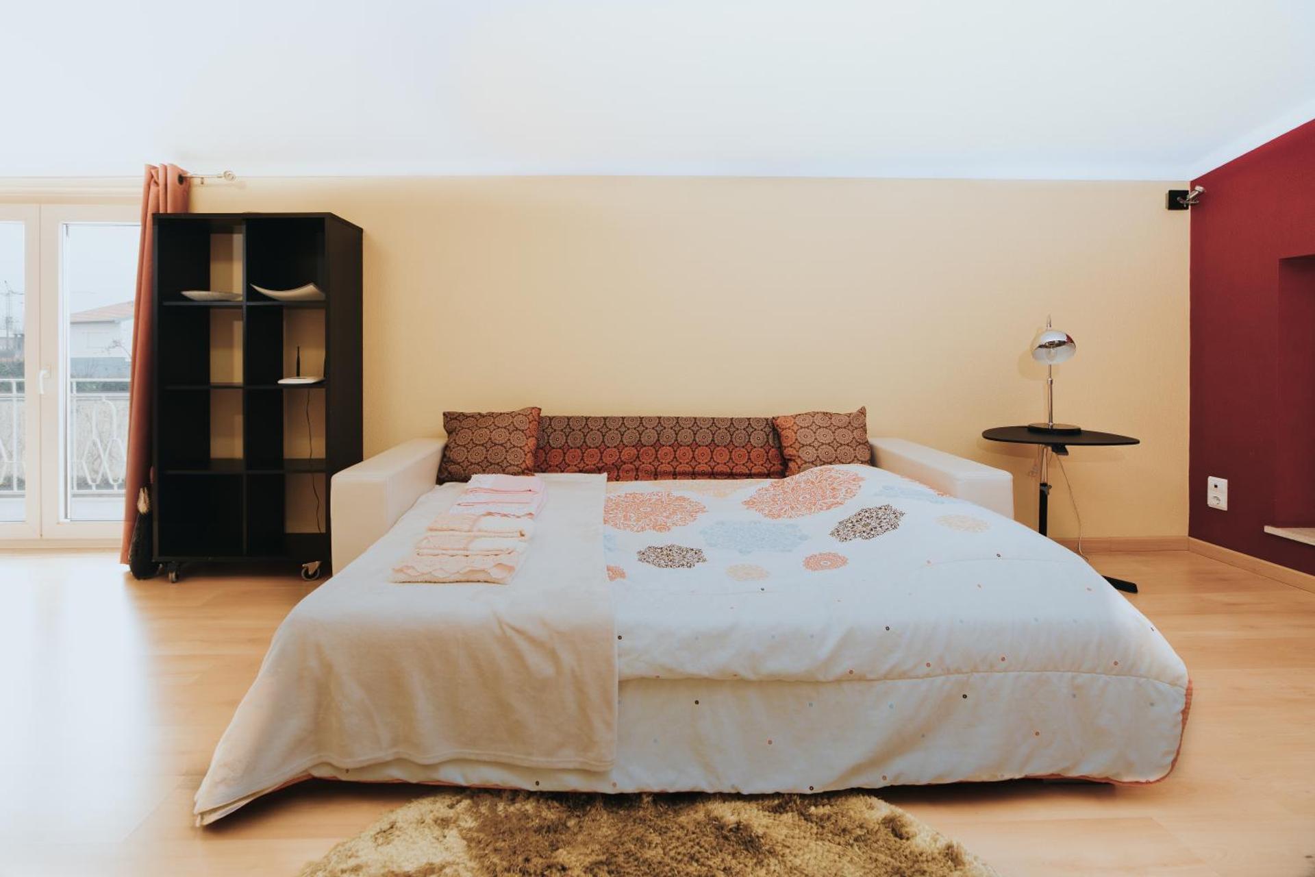 10 min from the beach Game room with fireplace Pool