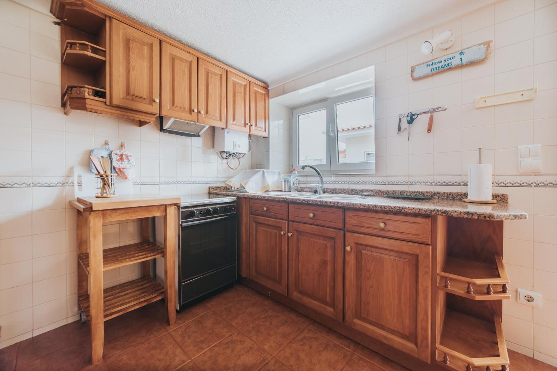 10 min from the beach Game room with fireplace Pool