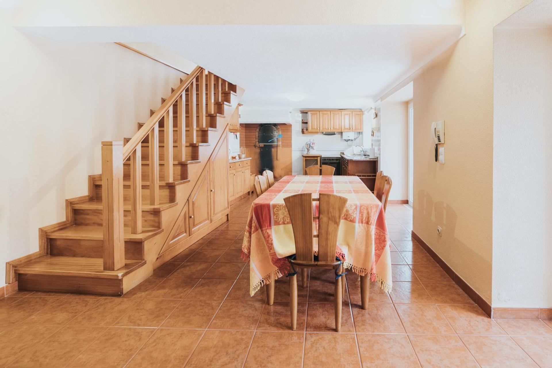 10 min from the beach Game room with fireplace Pool